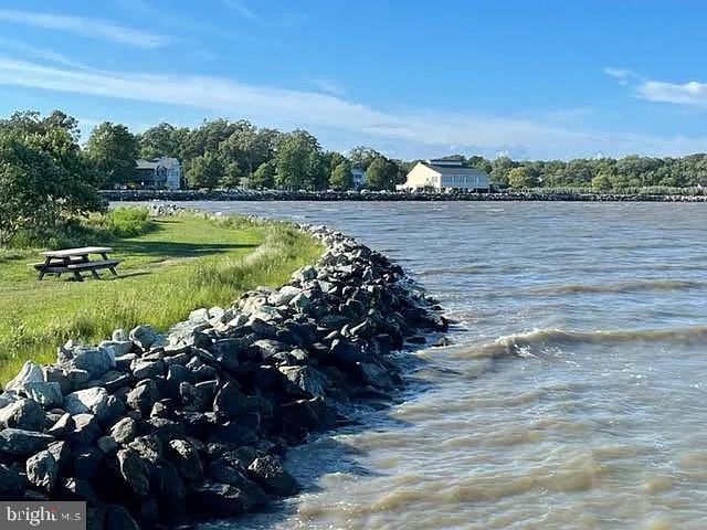 CEDARHURST ON THE BAY - Residential