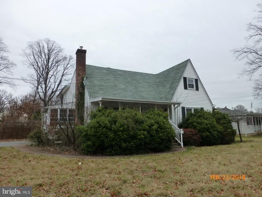 Corporate owned Prop. Sold AS-IS. Single Family Home with 4BD and 3.5 BA. Entry level bedroom with Full Bath. Huge Kitchen with an Island, Granite Countertops & a French door to a screened patio. Enormous Family Room with access to a deck and a back yard, great for outdoor activities. Master Suite with a Walk-in Closet and a Full Bathroom. Additional open space on 2nd level great for a play room.