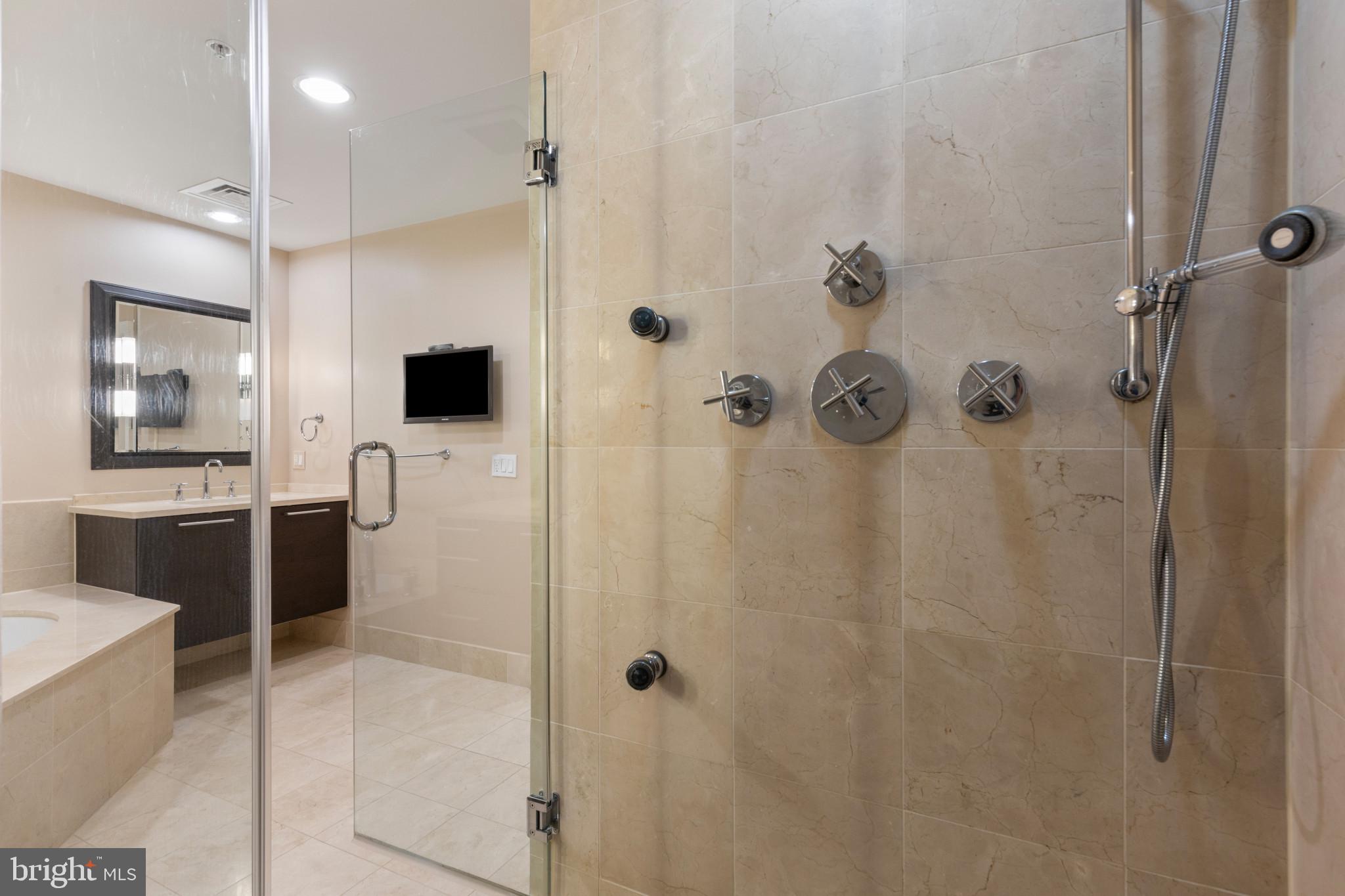THE RITZ-CARLTON RESIDENCES - Residential