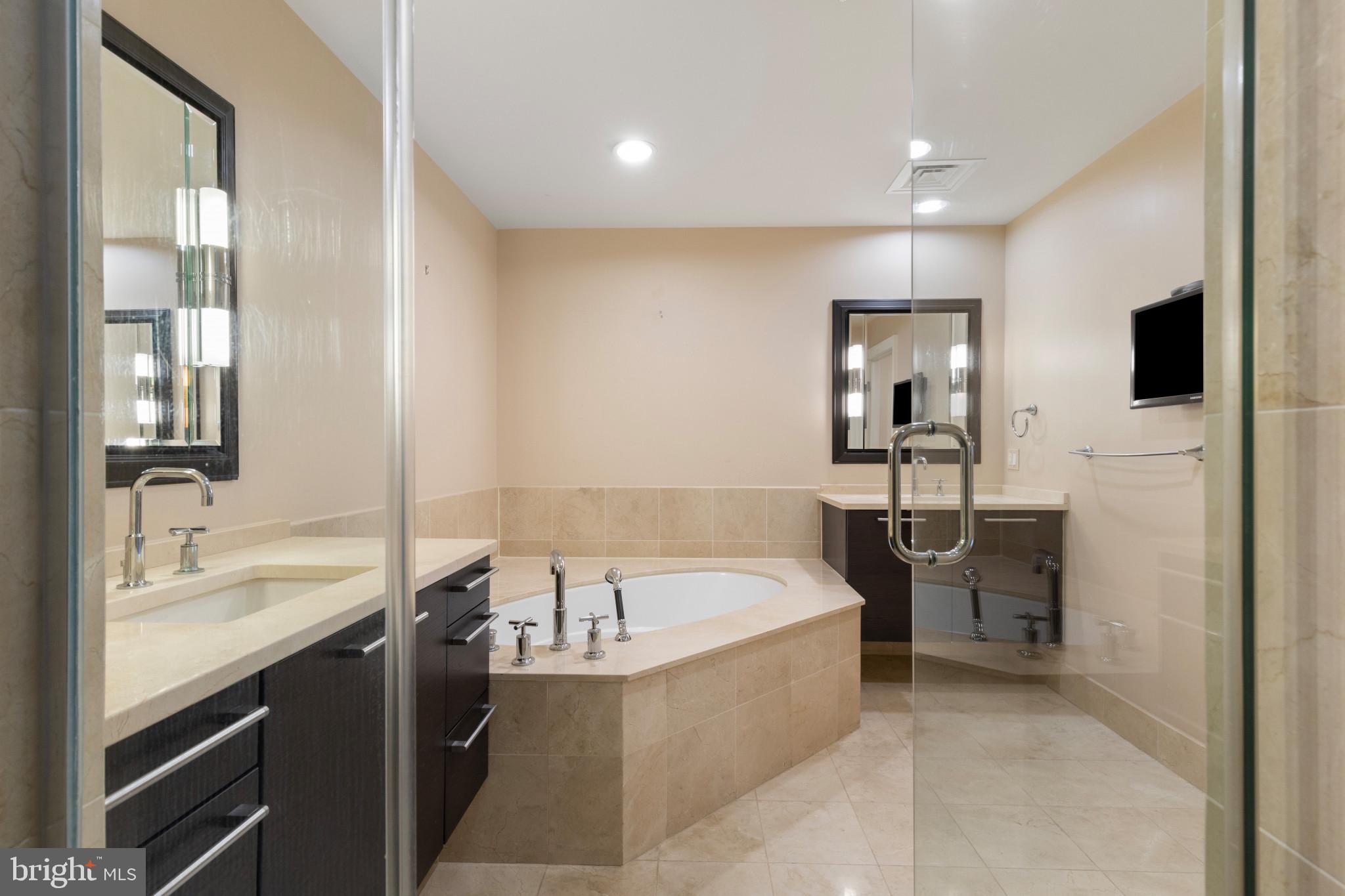 THE RITZ-CARLTON RESIDENCES - Residential