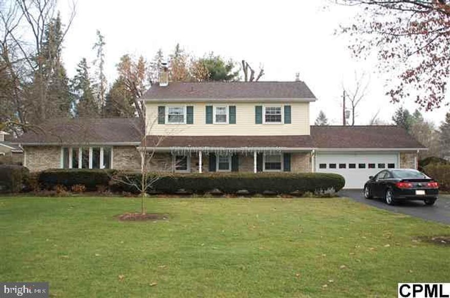 APPROVED SHORT SALE AT $169,000.  2730 sqft, 3 Bedrooms, 2.5 Bath home on a 0.55 acre lot in the Mooreland area.  Do not wait on this one!