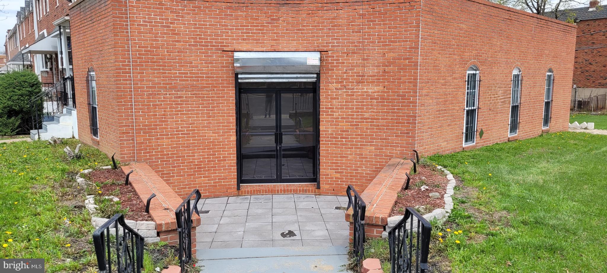 Check out this beautiful open 800 plus sq. ft. flex space for rent right across from Parkwood shopping center.