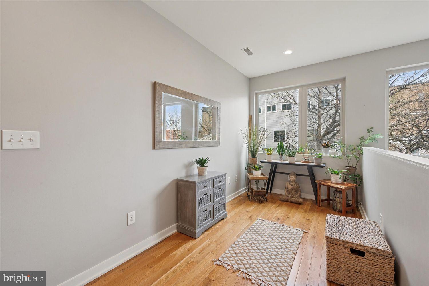 EAST KENSINGTON - Residential