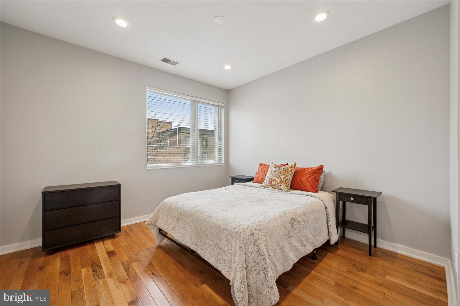 EAST KENSINGTON - Residential