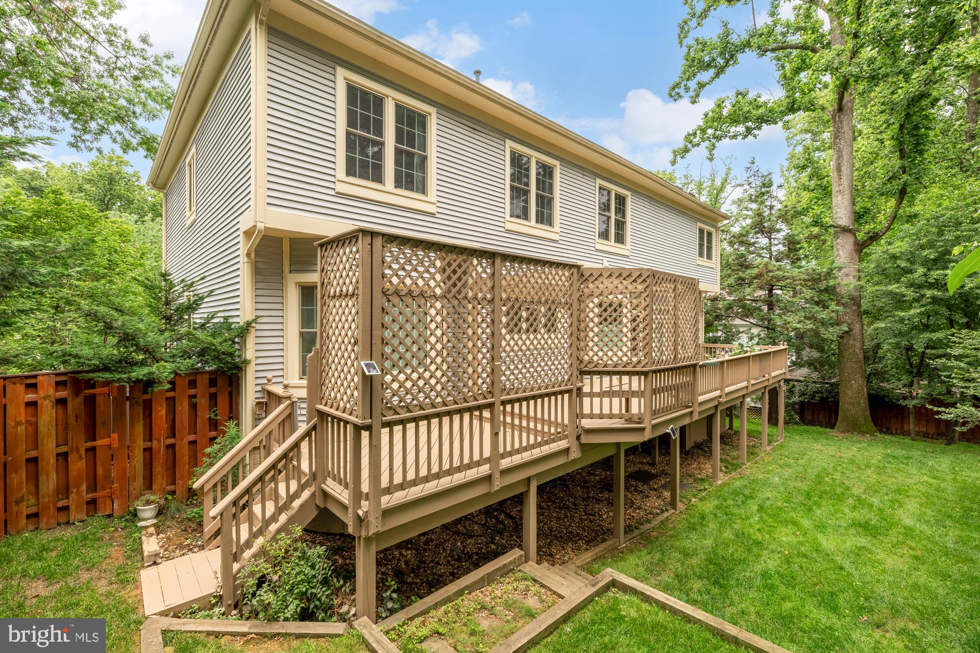 305 SPRINGWOOD COURT NE