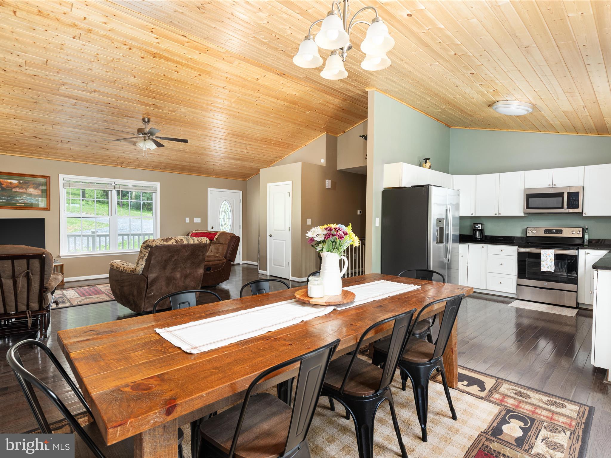 LAKE FRONT ROYAL - Residential