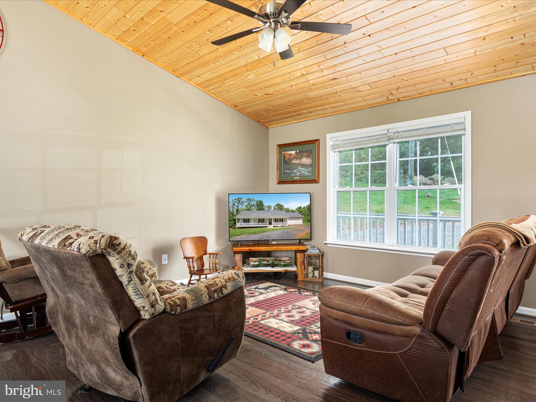 LAKE FRONT ROYAL - Residential