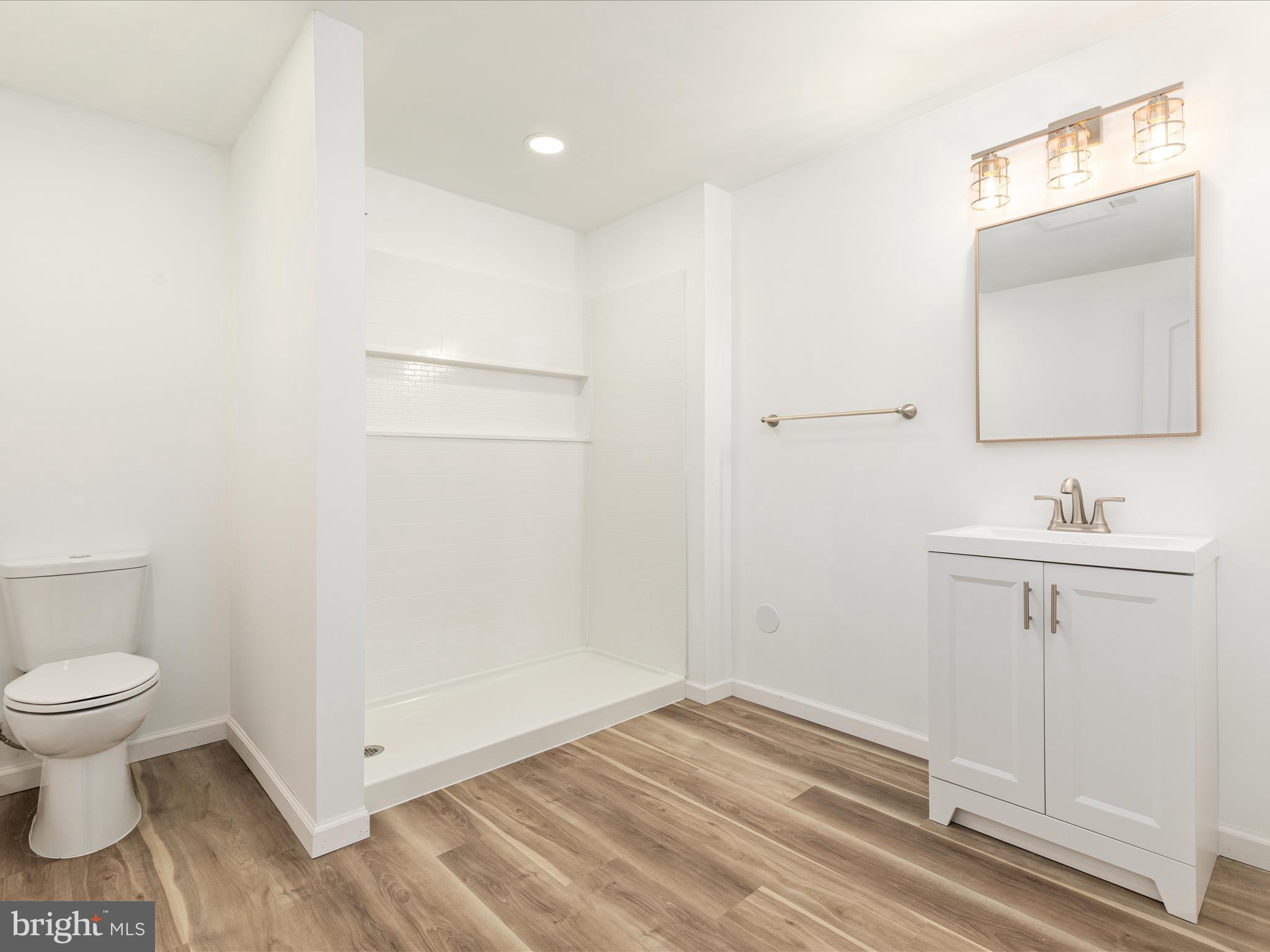 LAKE FRONT ROYAL - Residential