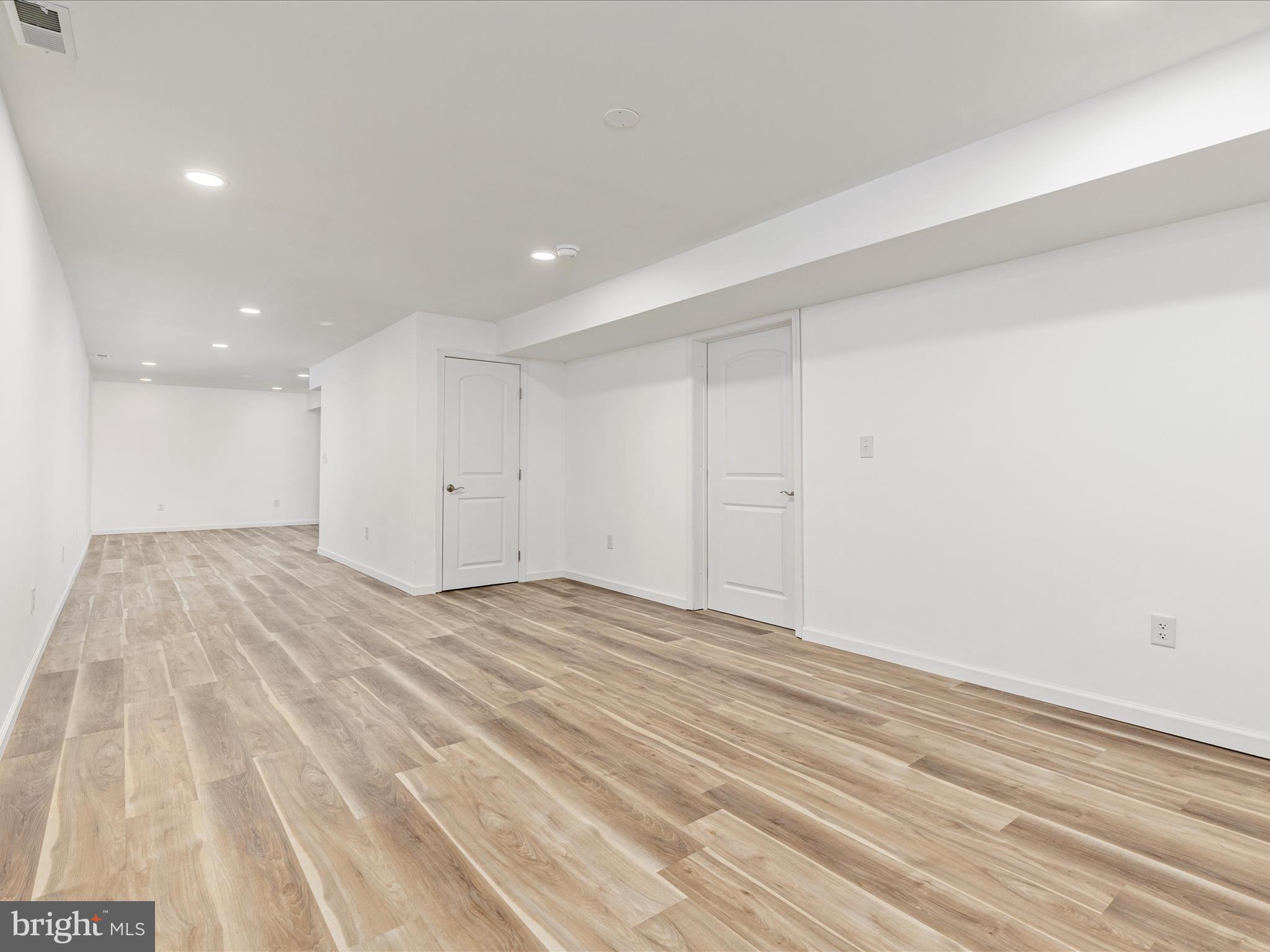 LAKE FRONT ROYAL - Residential