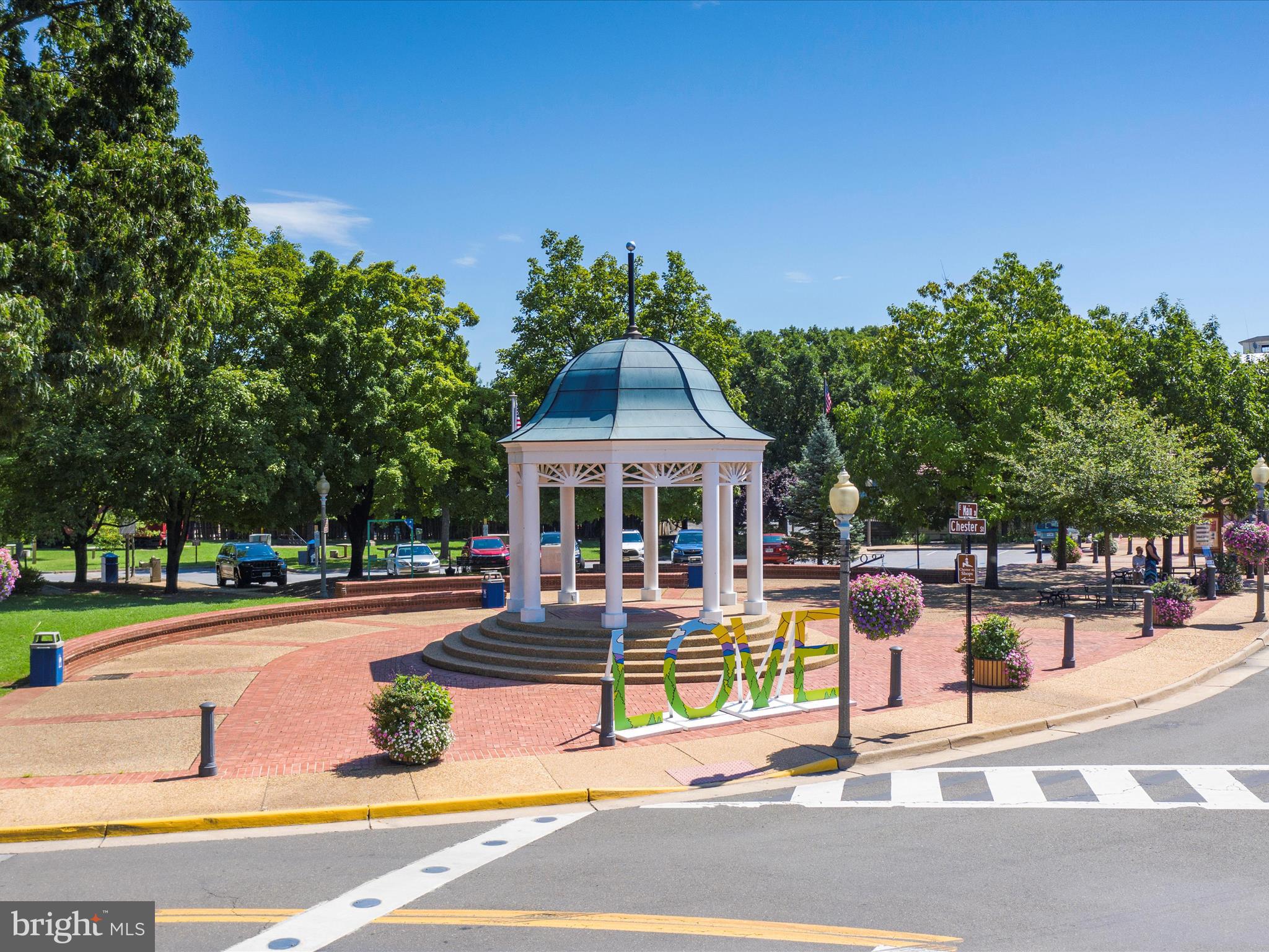 LAKE FRONT ROYAL - Residential