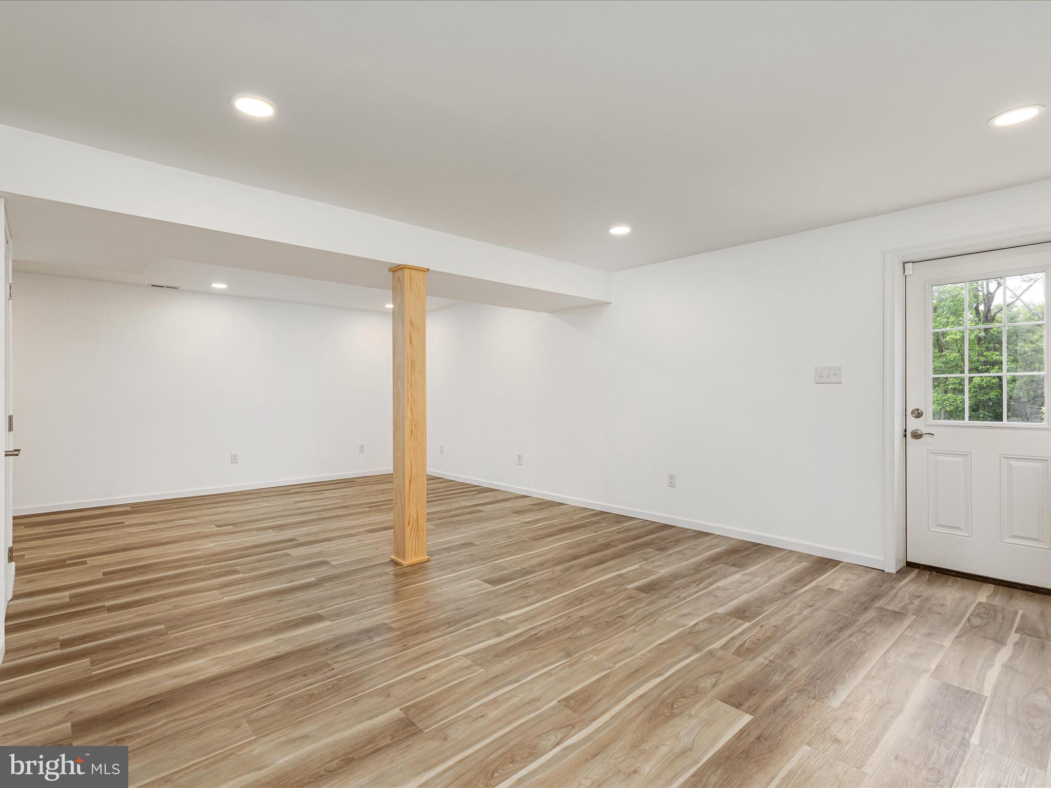 LAKE FRONT ROYAL - Residential