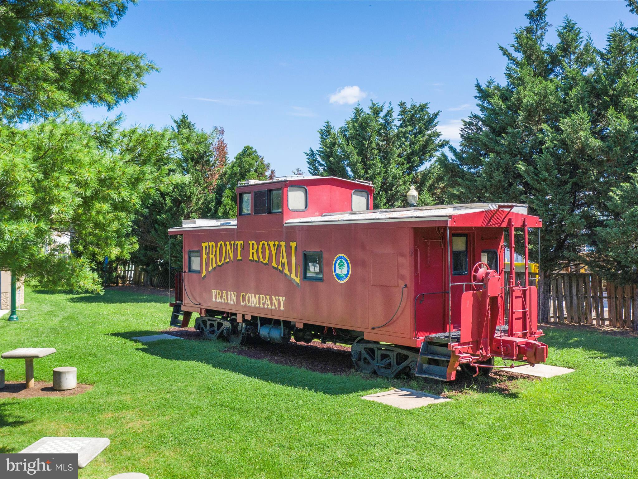 LAKE FRONT ROYAL - Residential