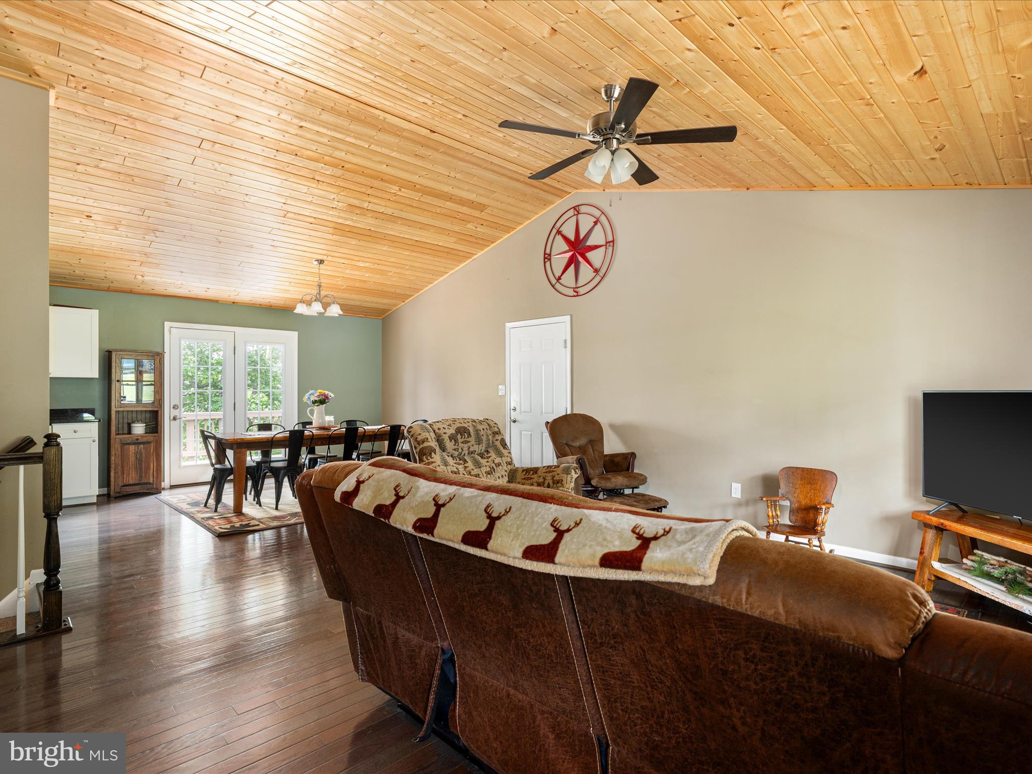 LAKE FRONT ROYAL - Residential