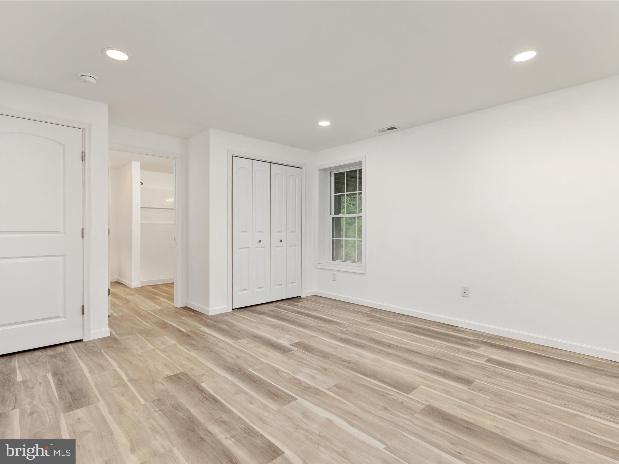 LAKE FRONT ROYAL - Residential