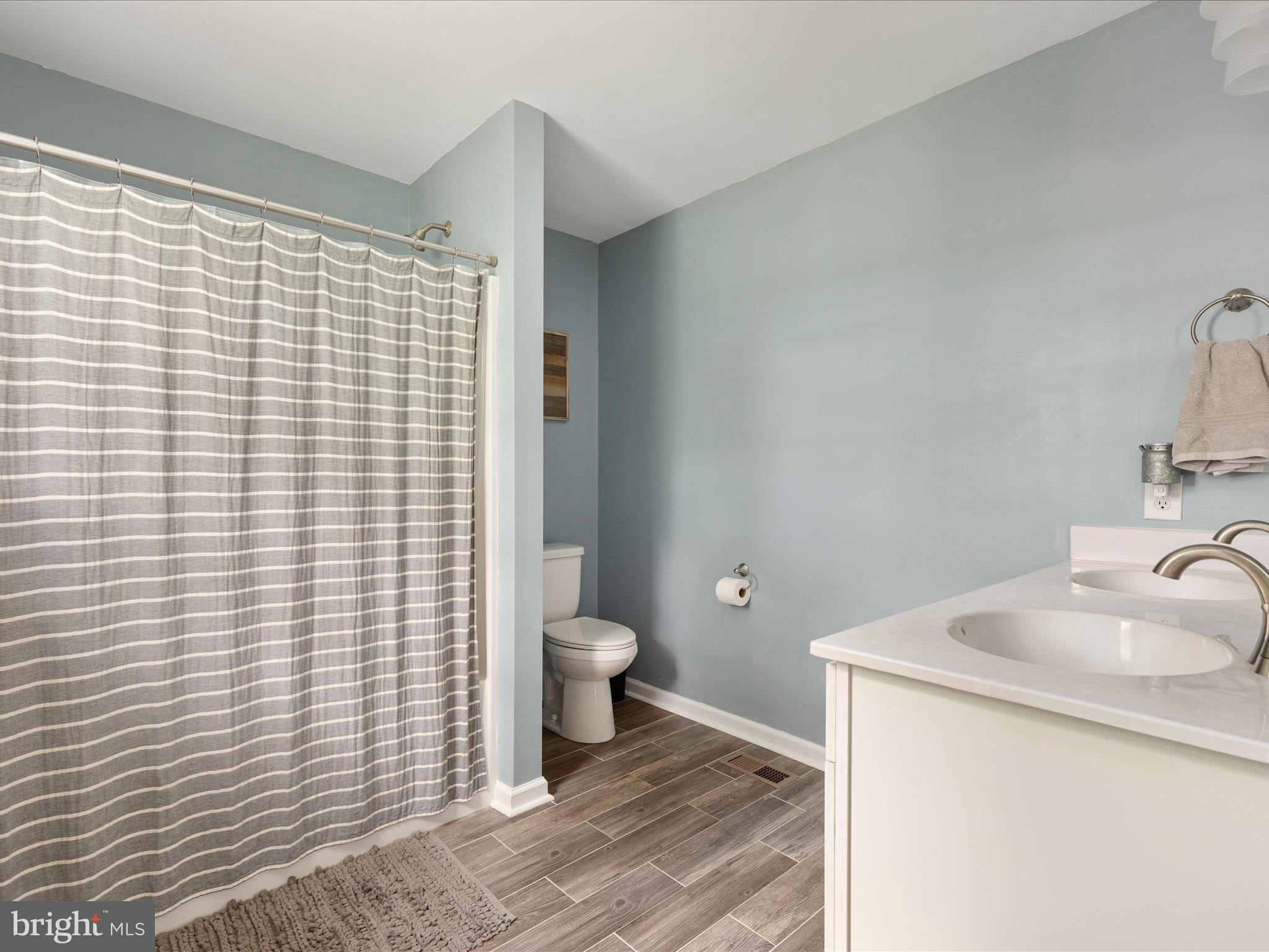 LAKE FRONT ROYAL - Residential