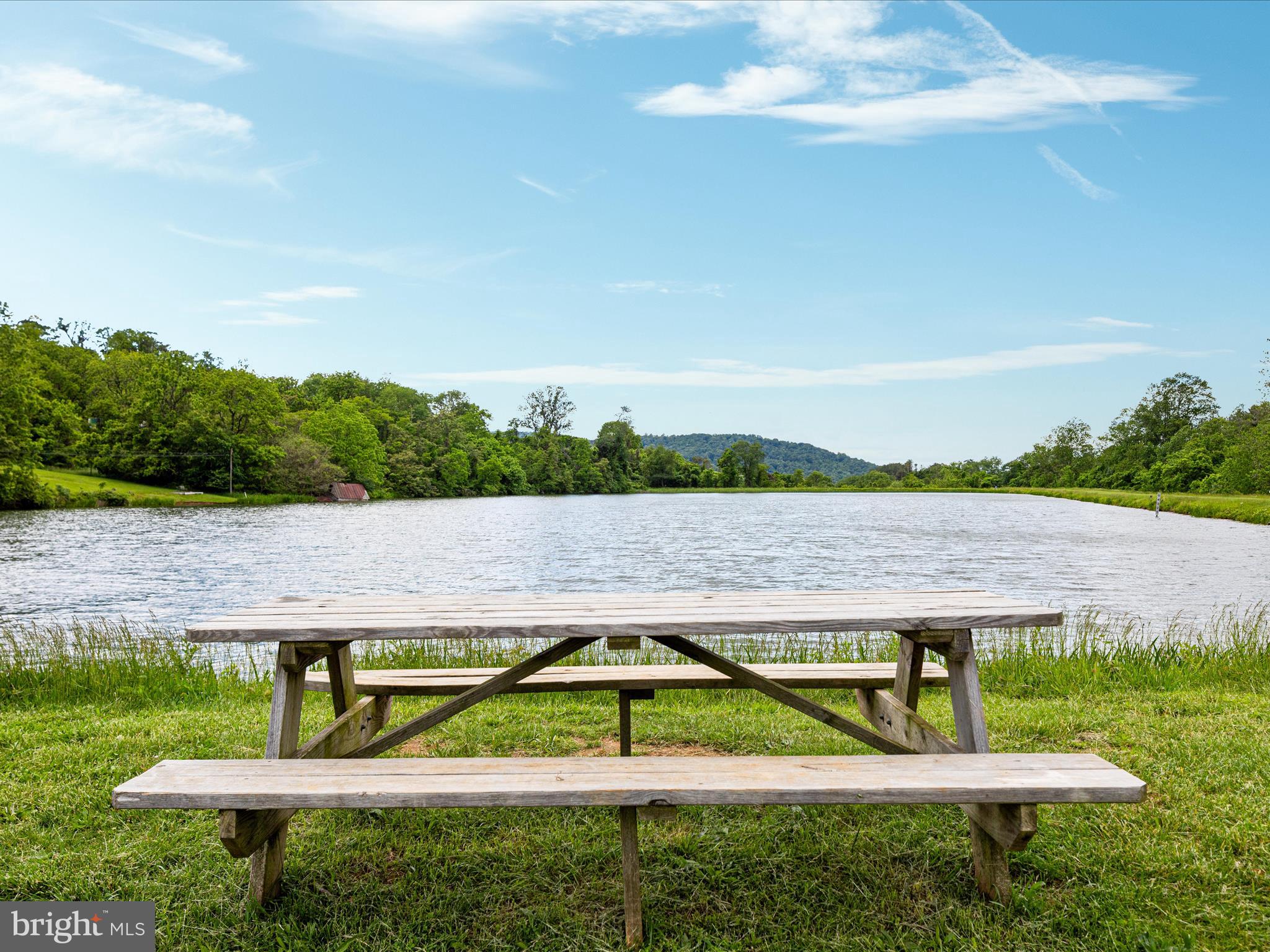 LAKE FRONT ROYAL - Residential