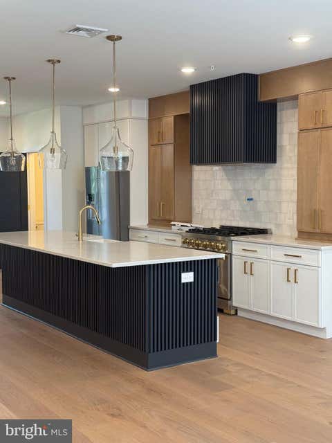 Townhouse For Rent - 7519 Ridge Avenue<br/> Philadelphia County, PHILADELPHIA, PA 19128