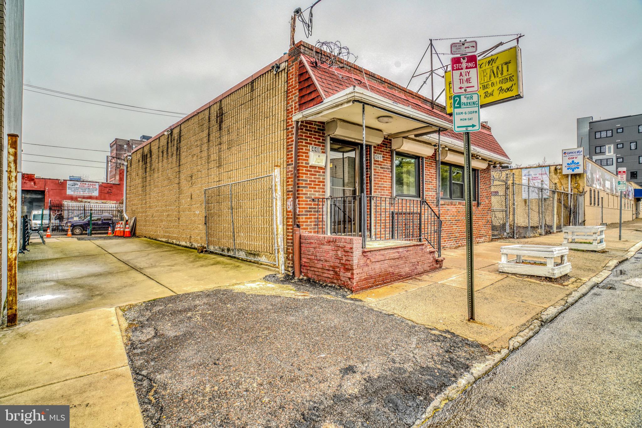 Main image without alt text