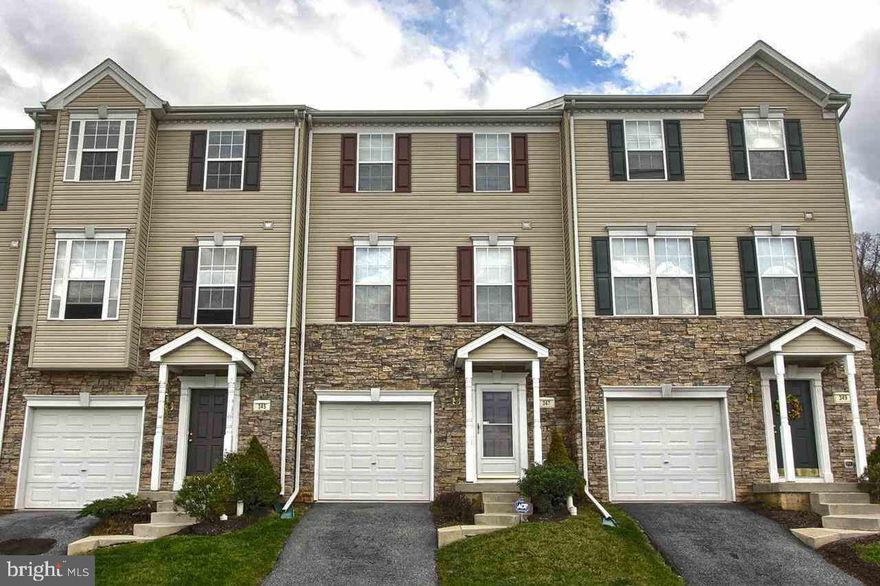 Not a short sale! Move in ready! Cozy home with warm colors & "hardwood like" laminate floors. Open plan with 9' ceilings on main level with Sun Room exiting onto level backyard facing cul de sac. MBR includes  walk-in closet, double vanity, separate shower & soaking tub. Lower level includes Rec Room & Den.  Great place to call home.