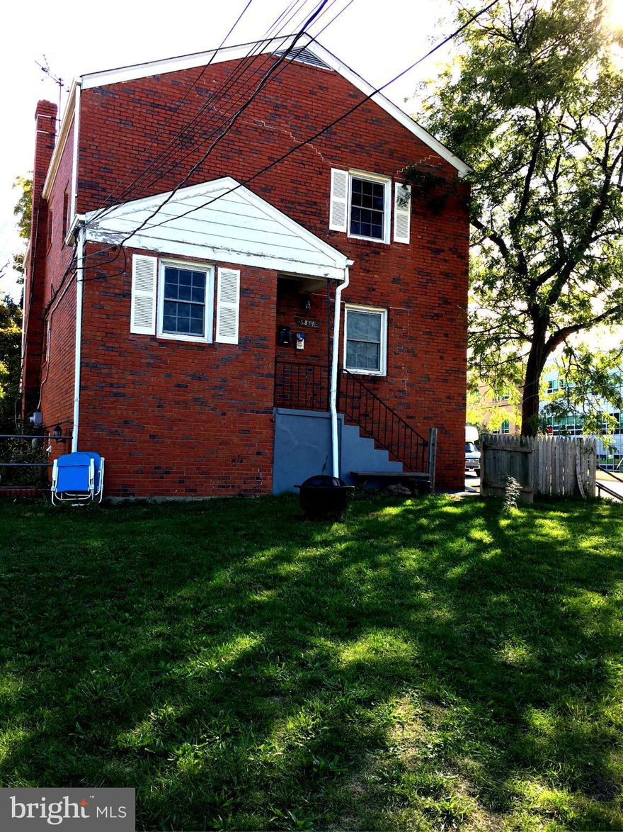 2 large master bedrooms, 2 full bath. Close to metro. Near by Carlin spring elementary school and Kenmore middle school. Located at Glen Carlin subdivision. Rooms repainted & some minor repairs done. Ready to move in.