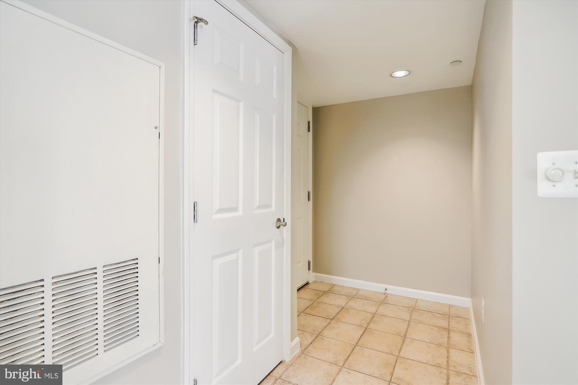 GALLERY AT WHITE FLINT - Residential