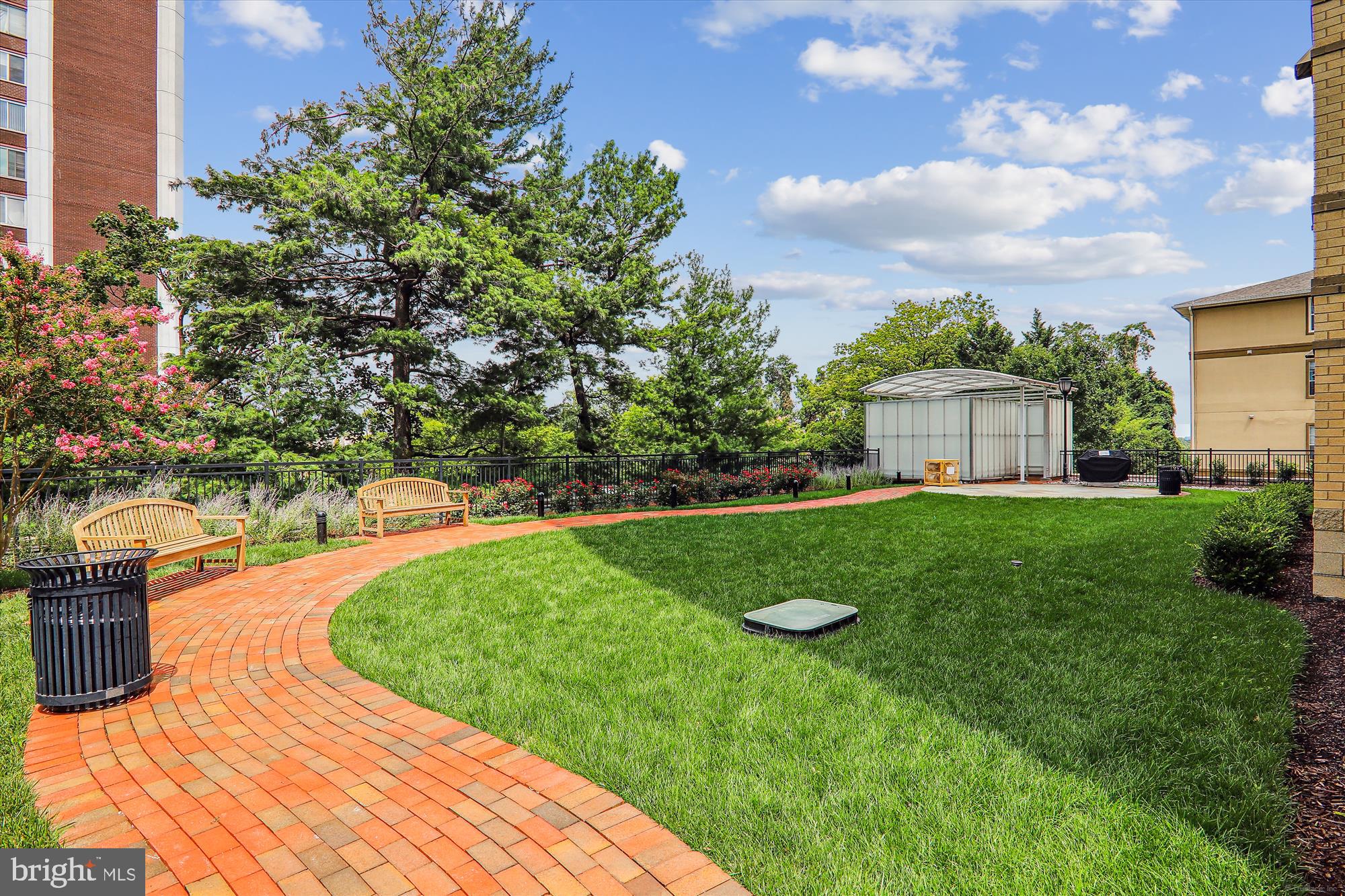 GALLERY AT WHITE FLINT - Residential