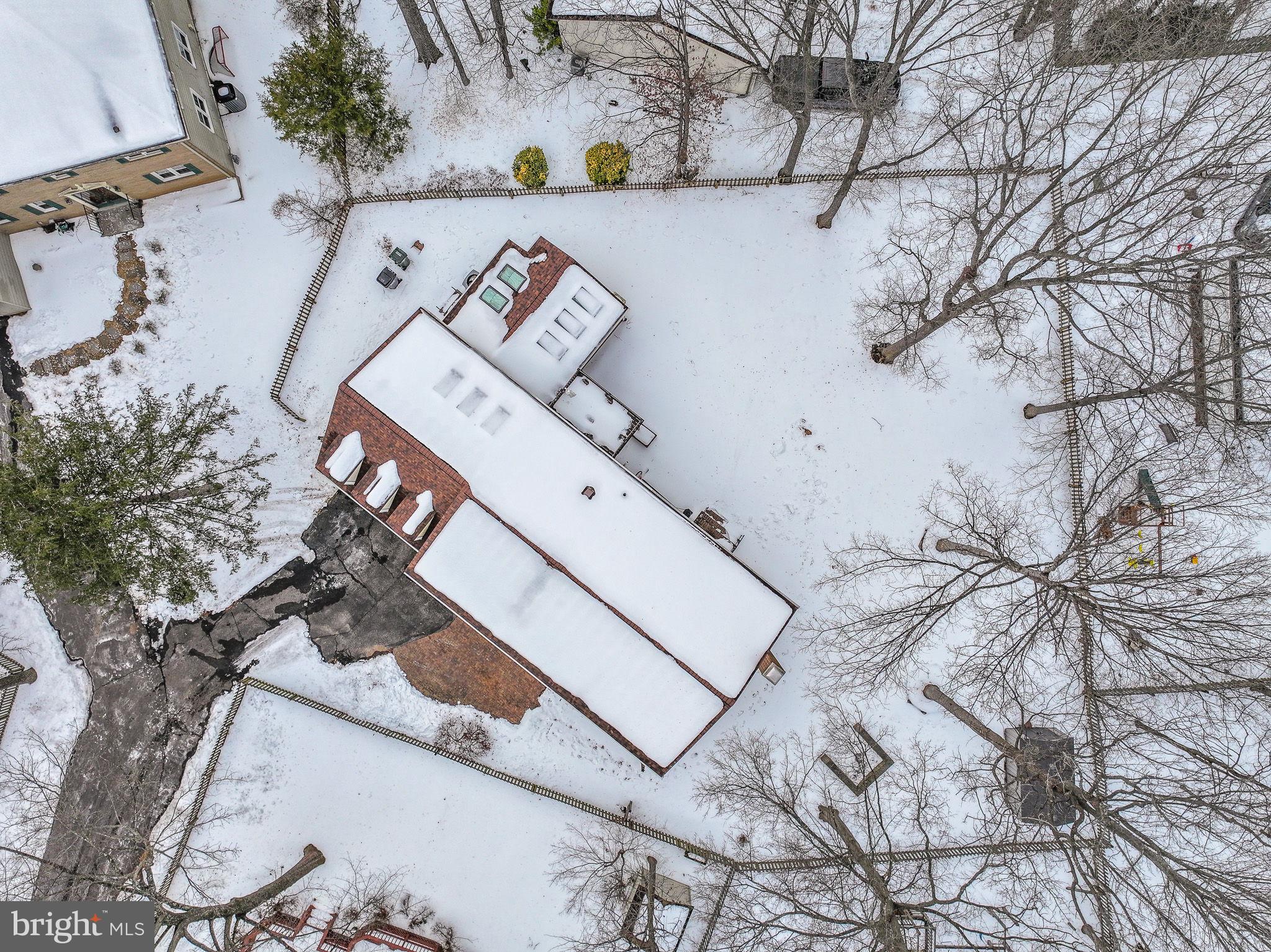 COUNTRY CLUB LAKE - Residential