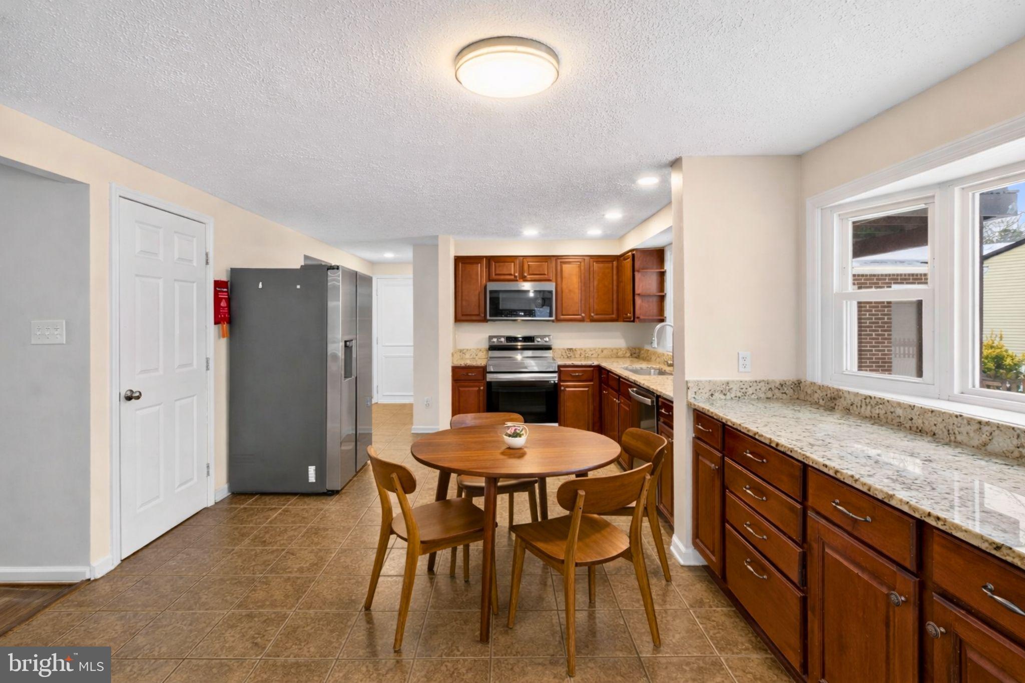 COUNTRY CLUB LAKE - Residential