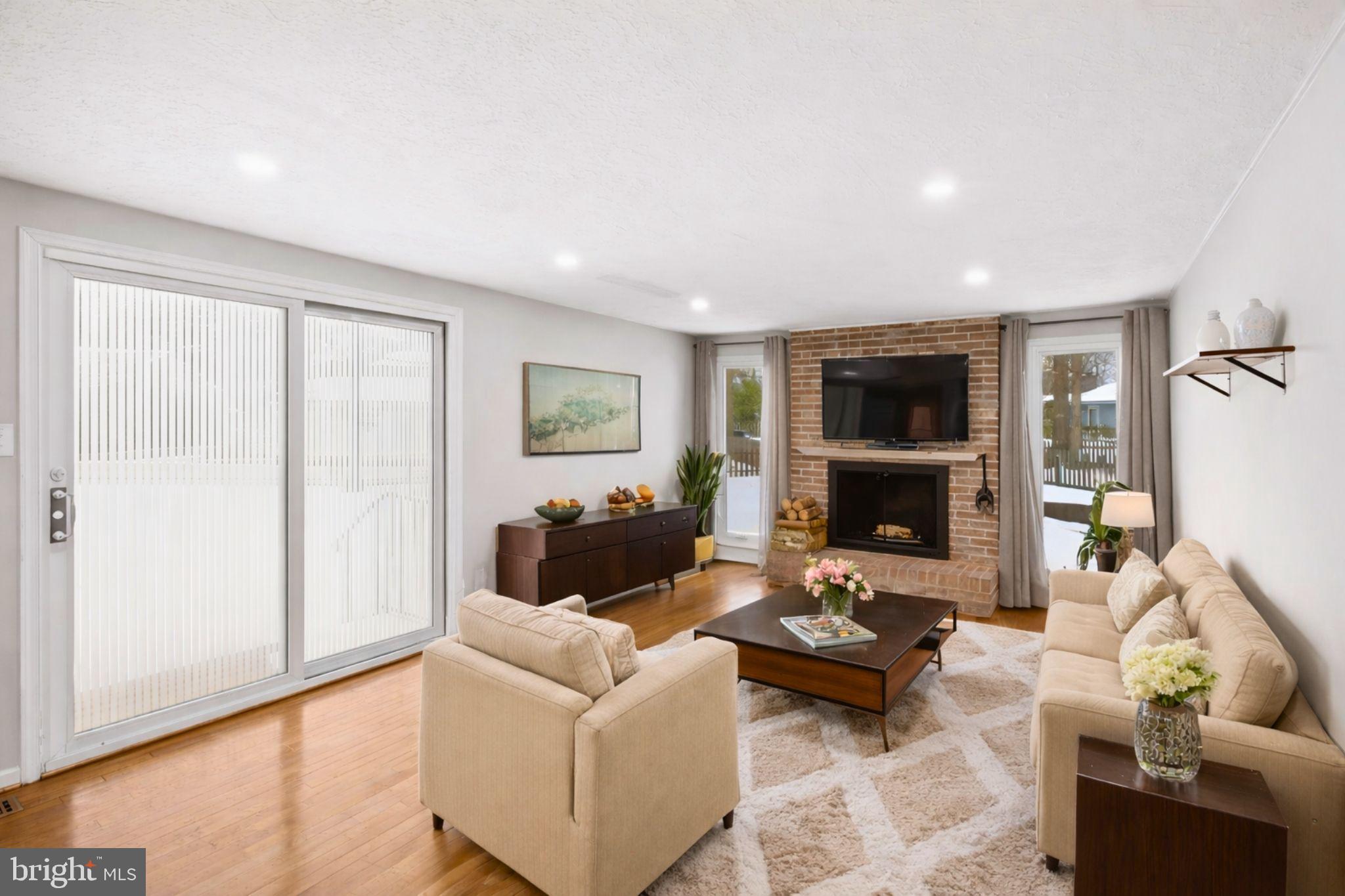 COUNTRY CLUB LAKE - Residential