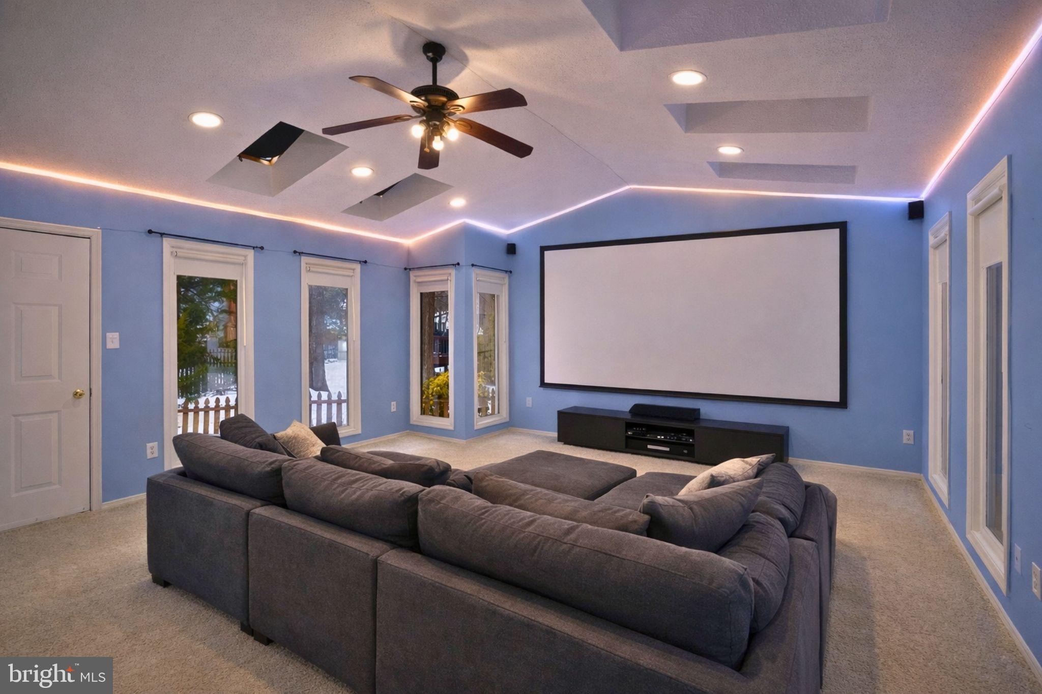 COUNTRY CLUB LAKE - Residential