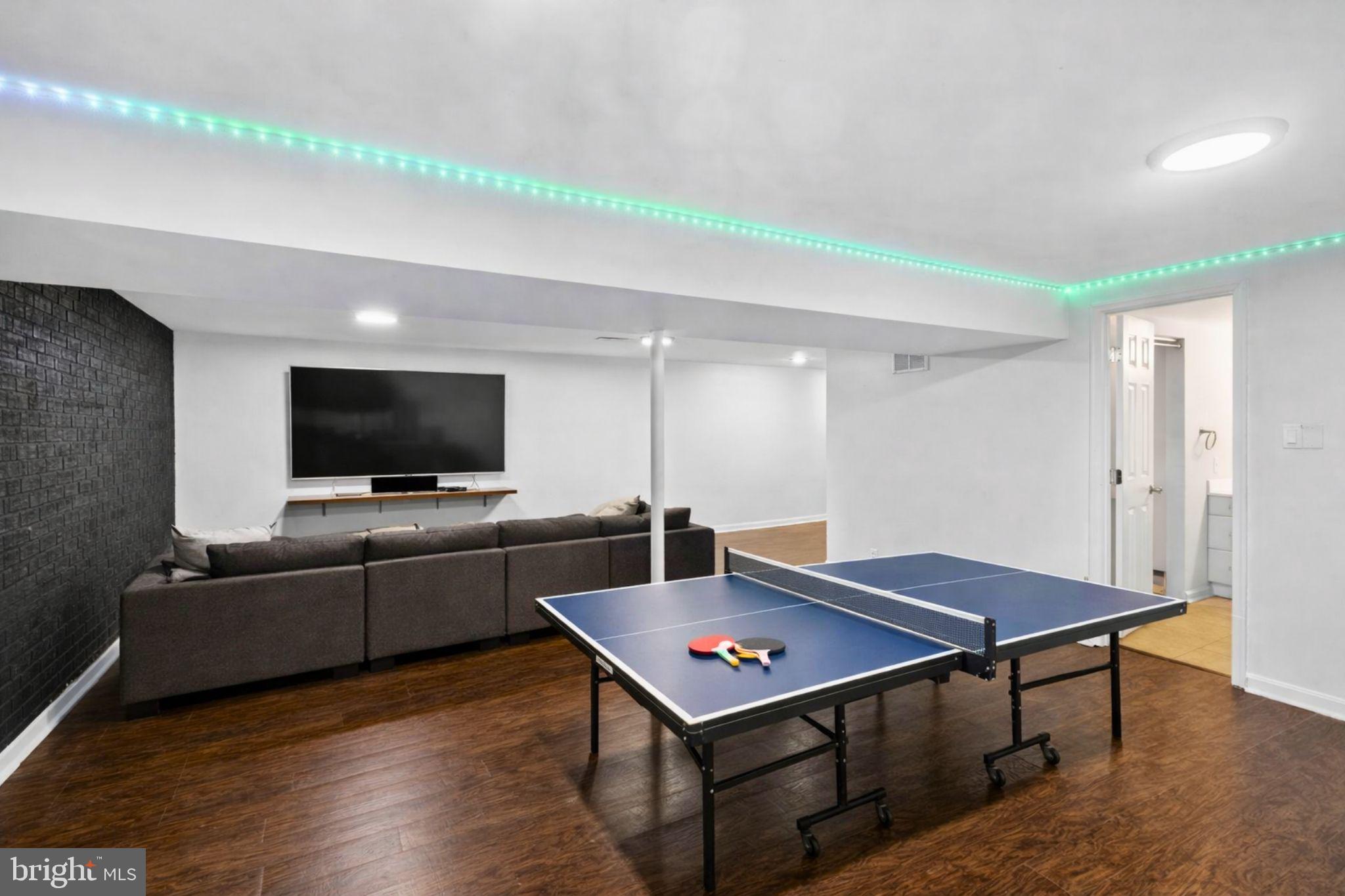 COUNTRY CLUB LAKE - Residential