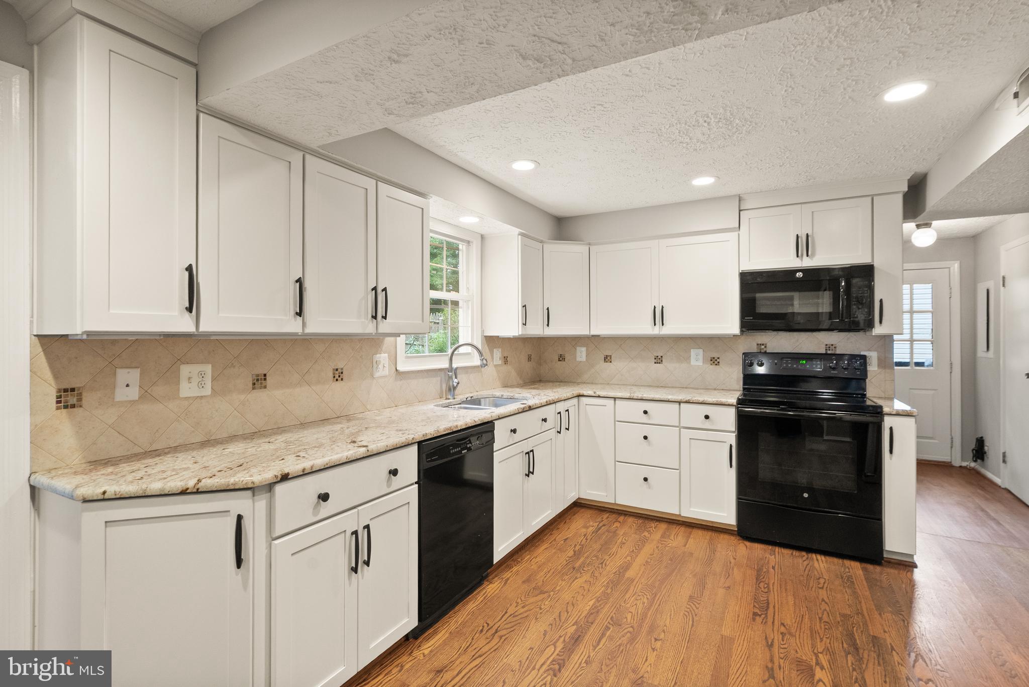 UNIVERSITY SQUARE - Residential