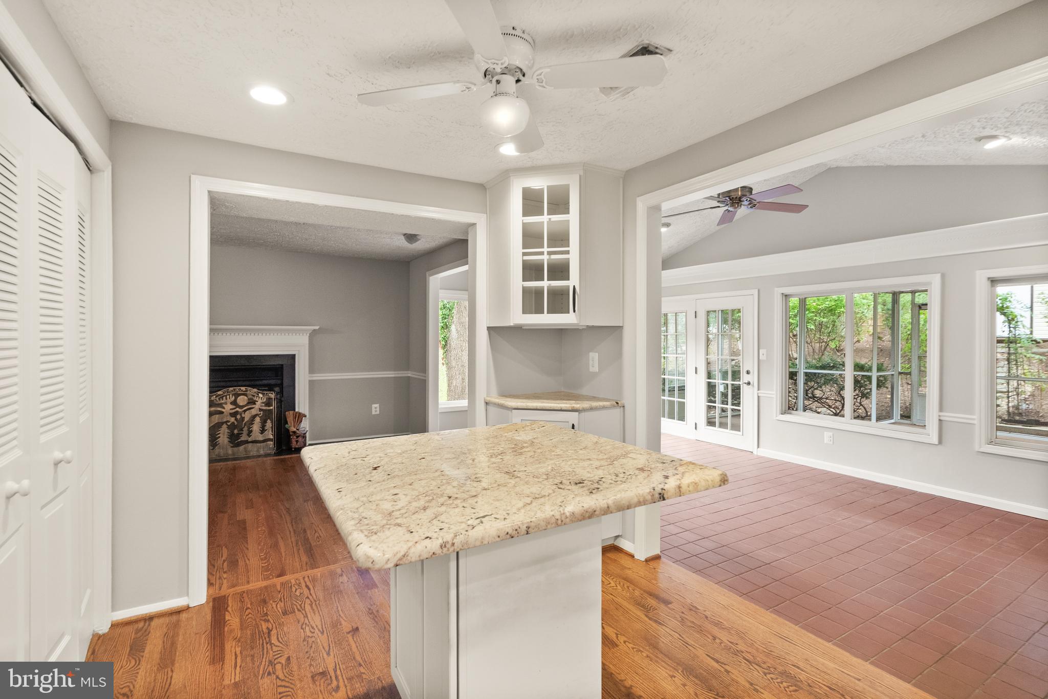 UNIVERSITY SQUARE - Residential