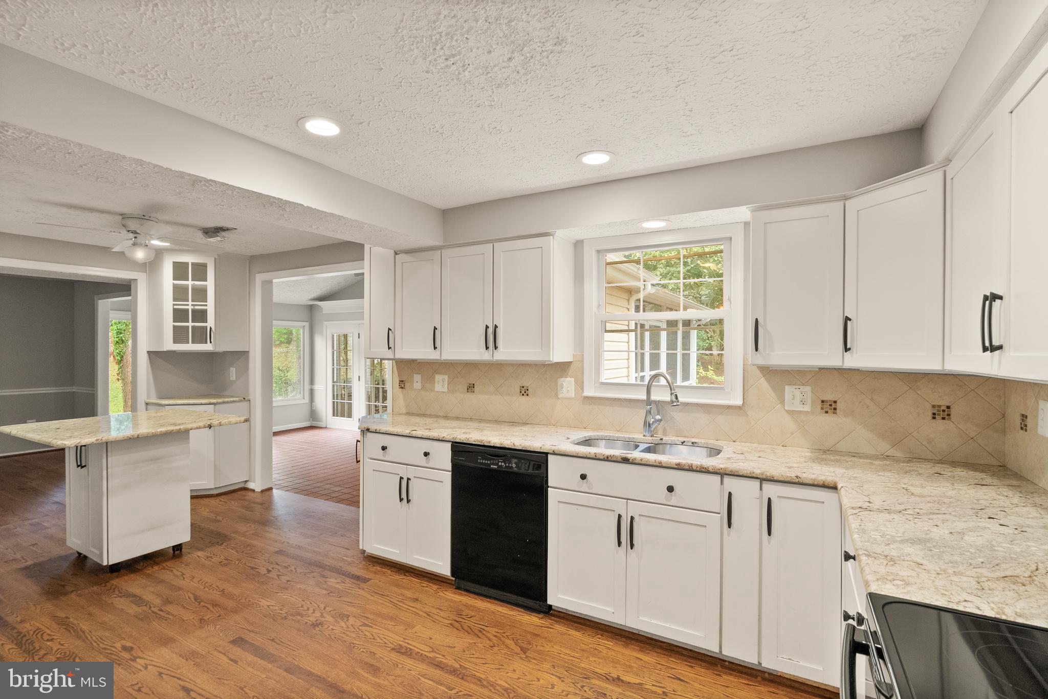 UNIVERSITY SQUARE - Residential