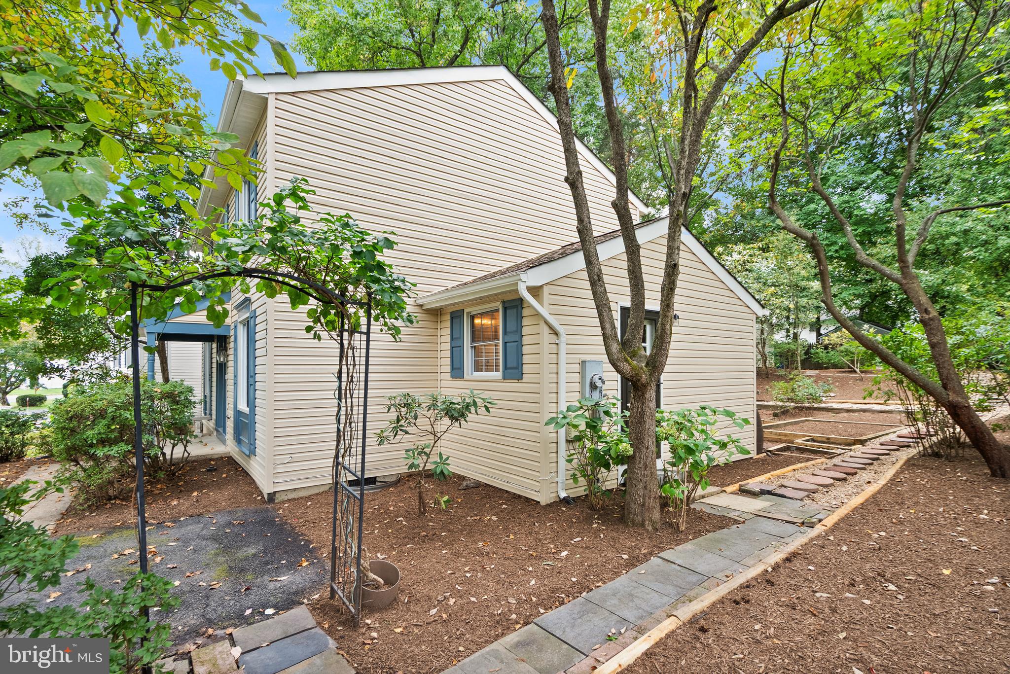 UNIVERSITY SQUARE - Residential