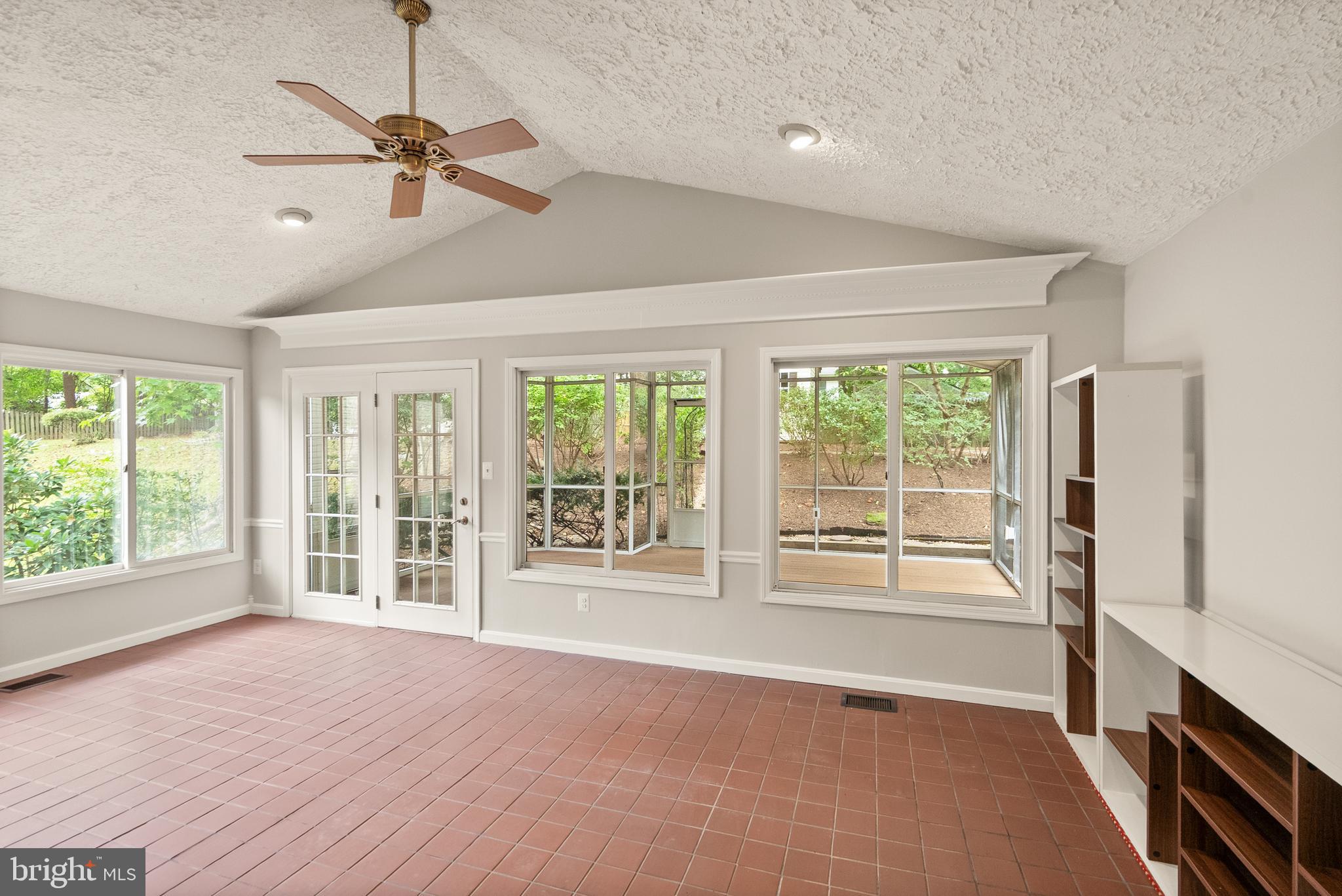 UNIVERSITY SQUARE - Residential