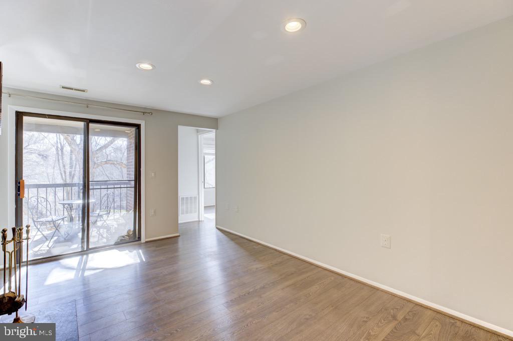 FARMINGDALE - Residential