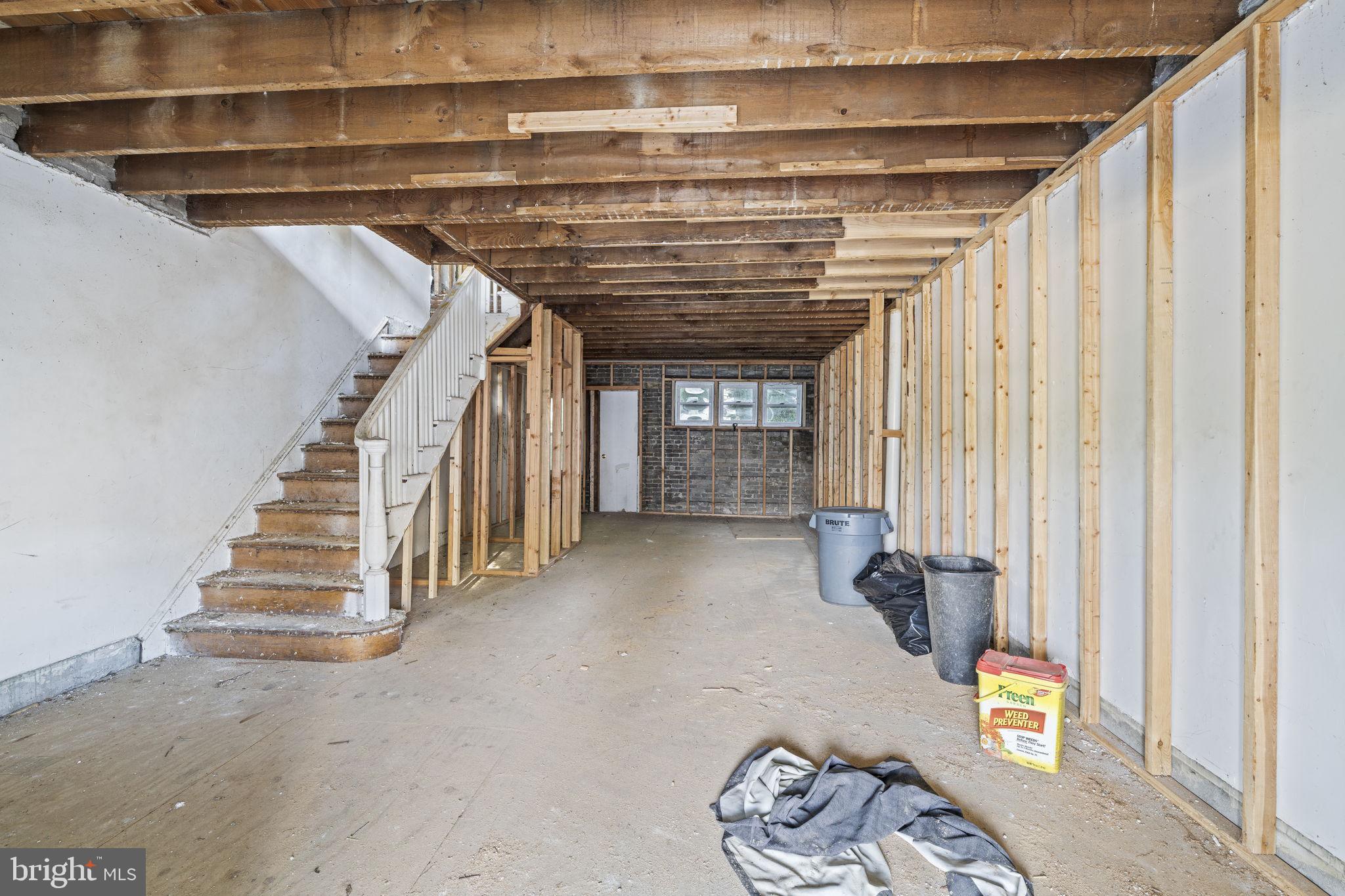 298 E QUEEN LANE