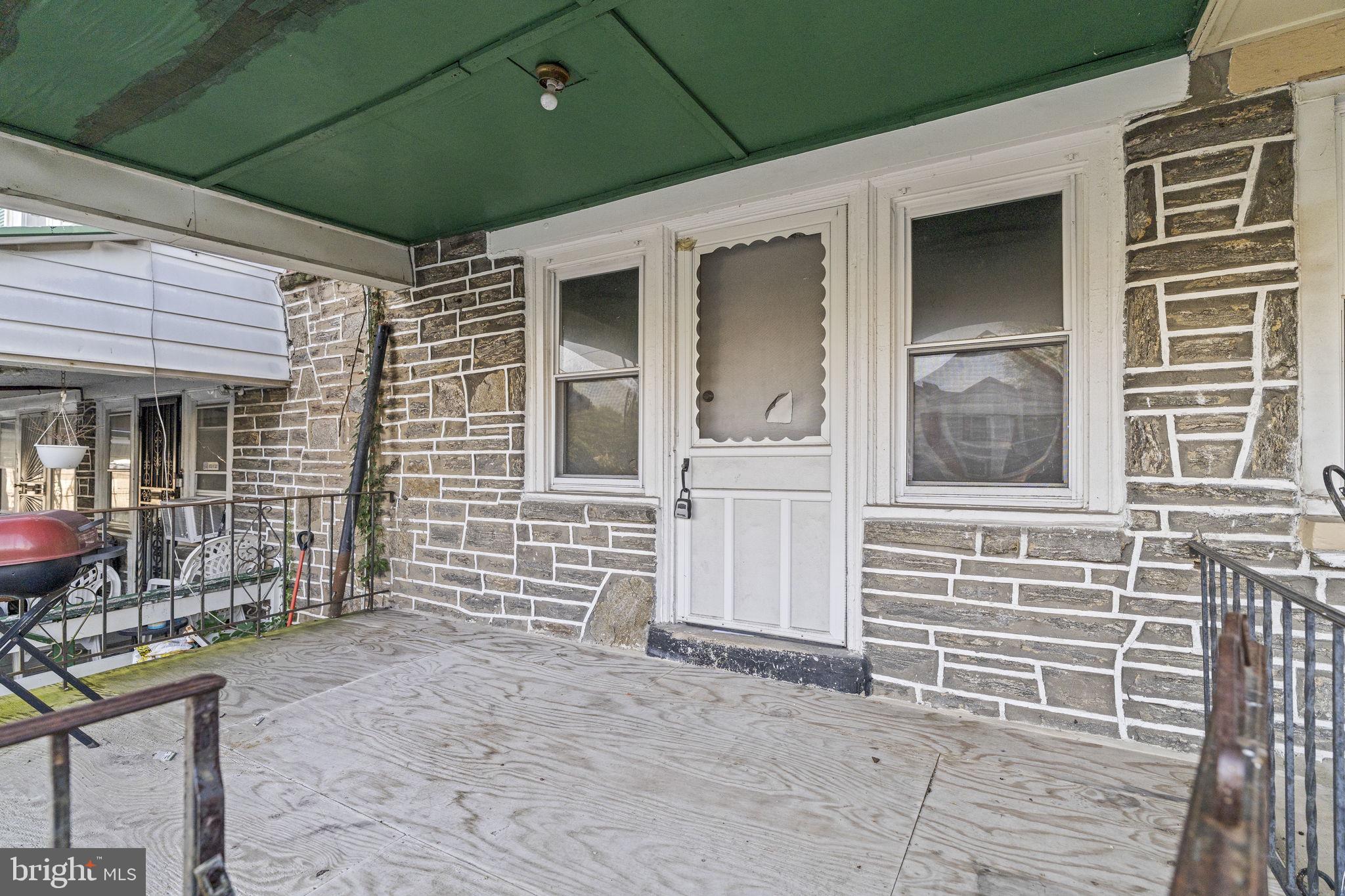 298 E QUEEN LANE