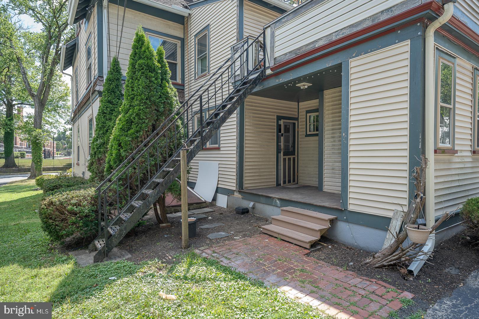 457 W LANCASTER AVENUE