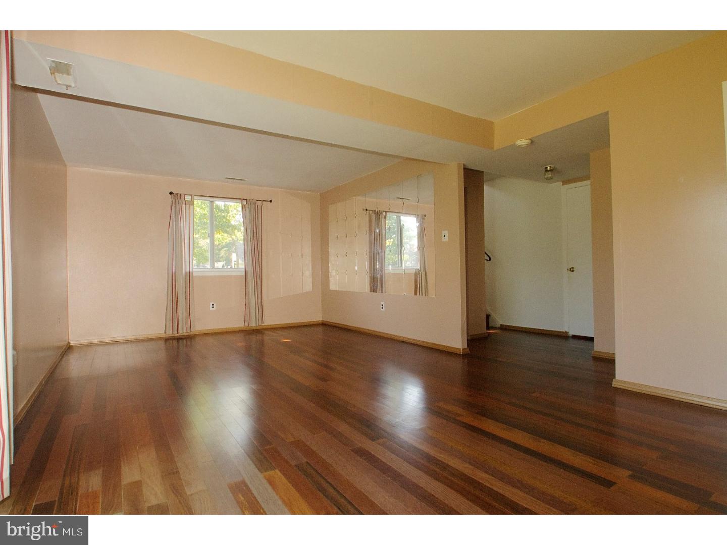 COUNTRY VIL AT CTR - Residential