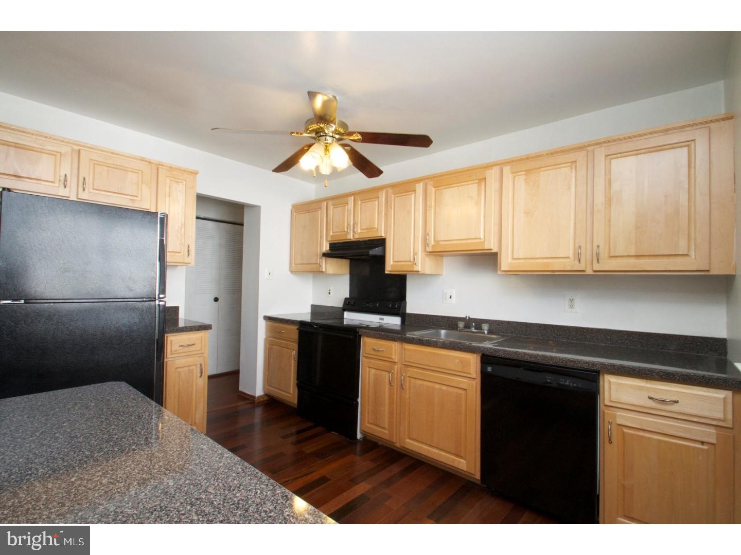 COUNTRY VIL AT CTR - Residential