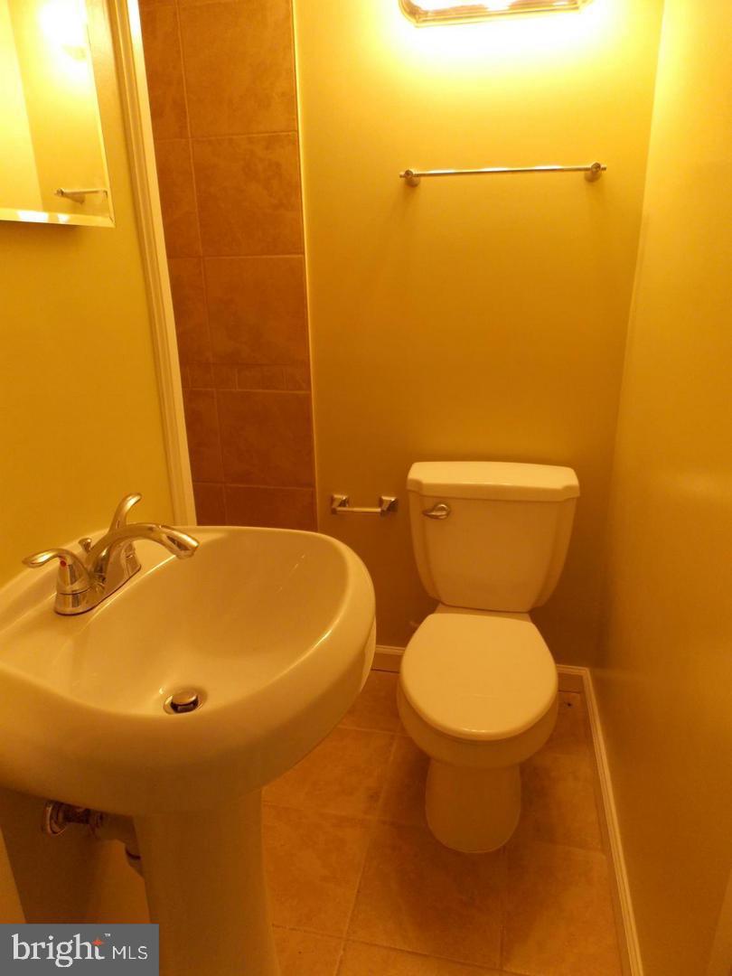 LONDON TOWNE - Residential Lease