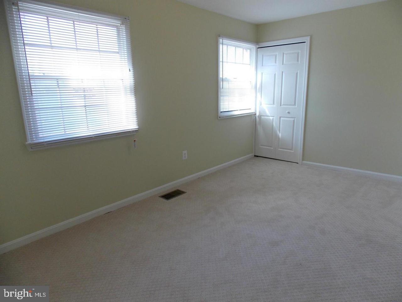 LONDON TOWNE - Residential Lease