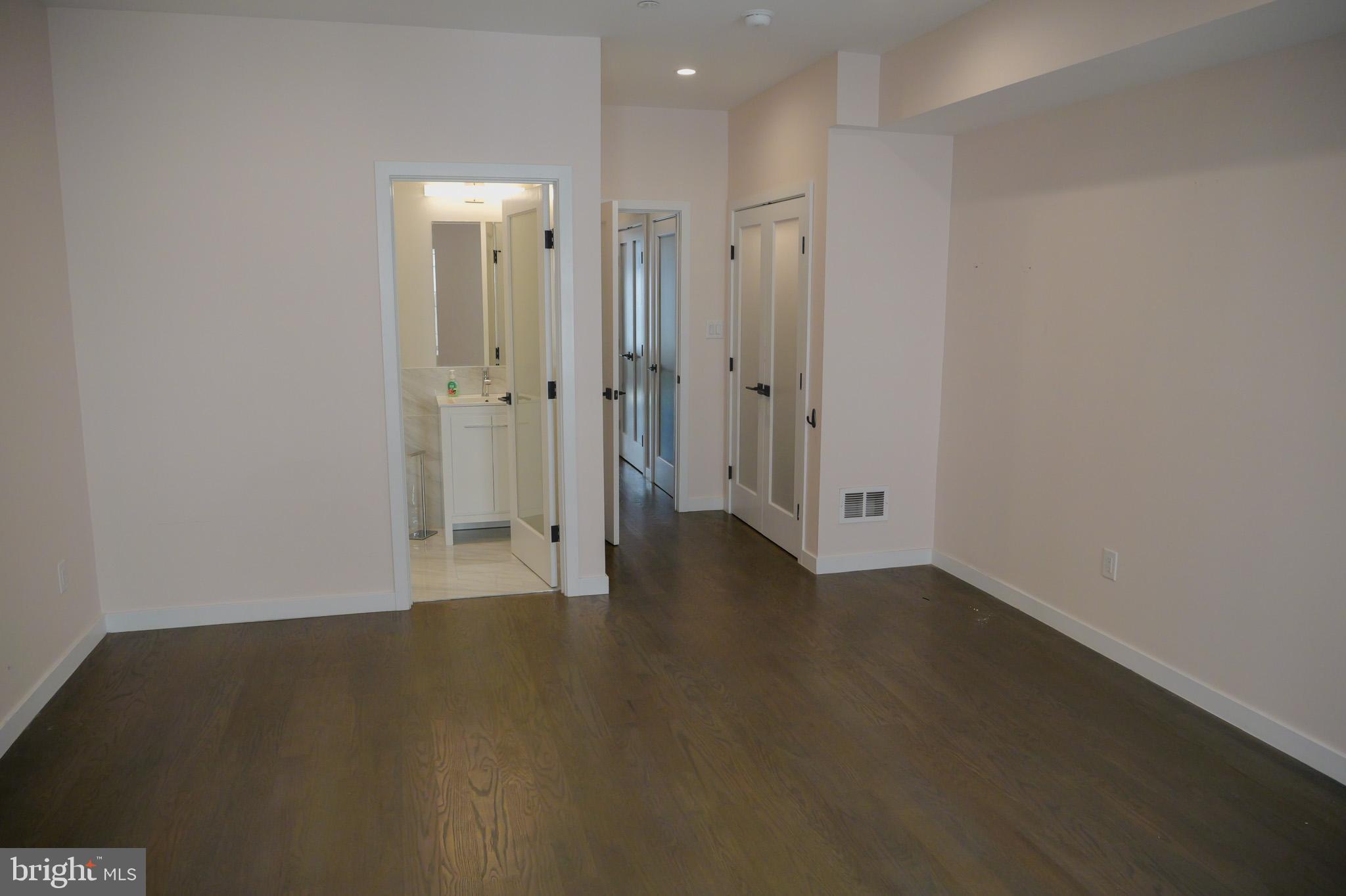 LOGAN SQUARE - Residential