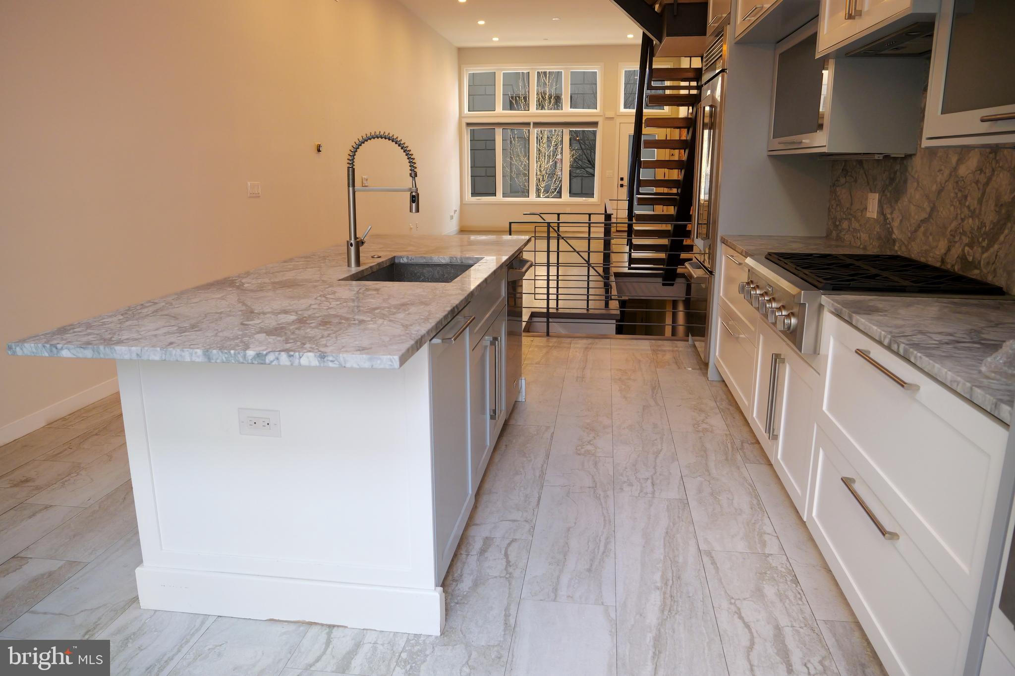 LOGAN SQUARE - Residential