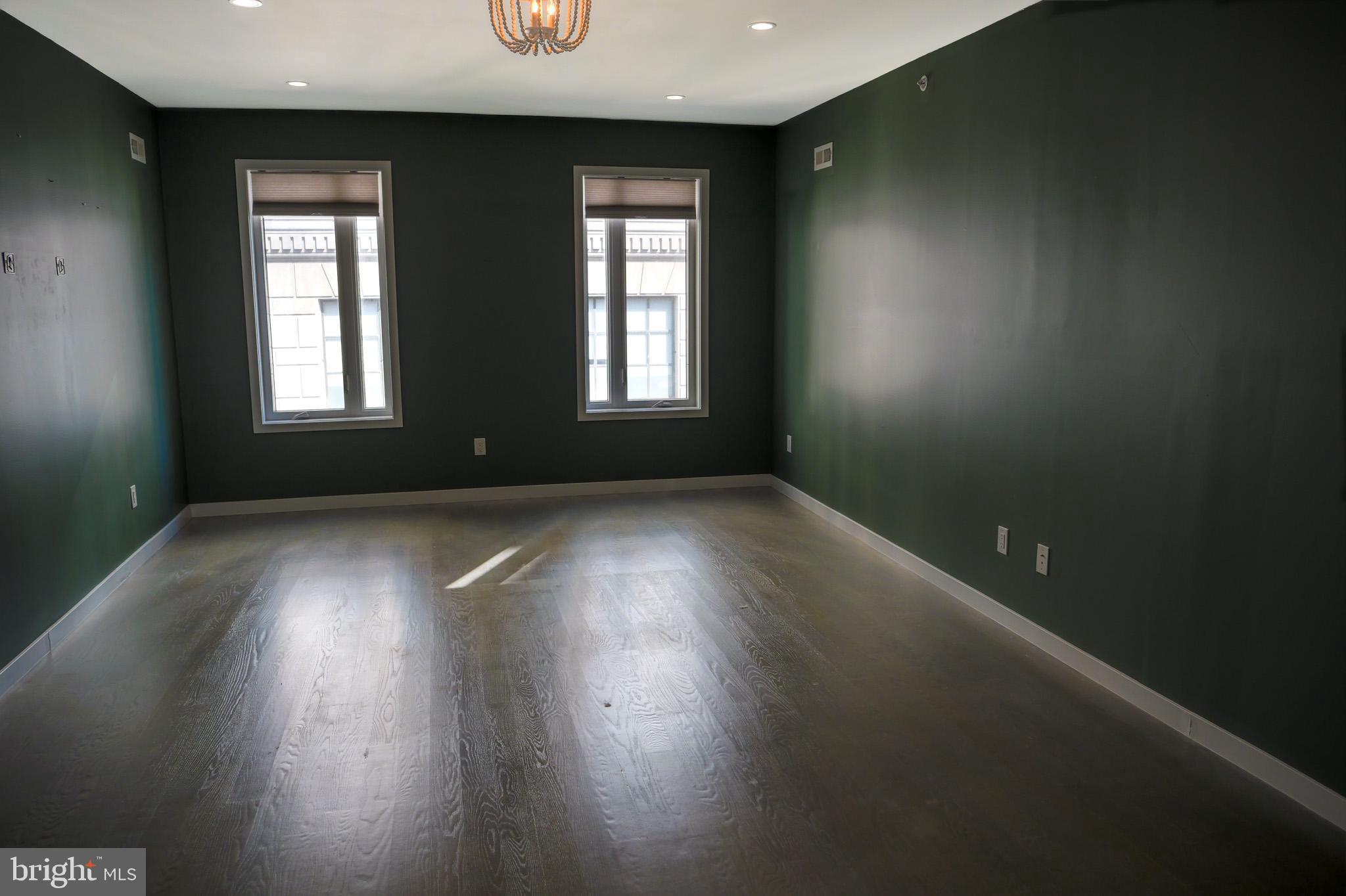 LOGAN SQUARE - Residential