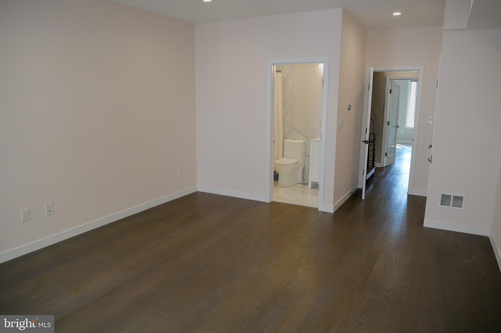 LOGAN SQUARE - Residential