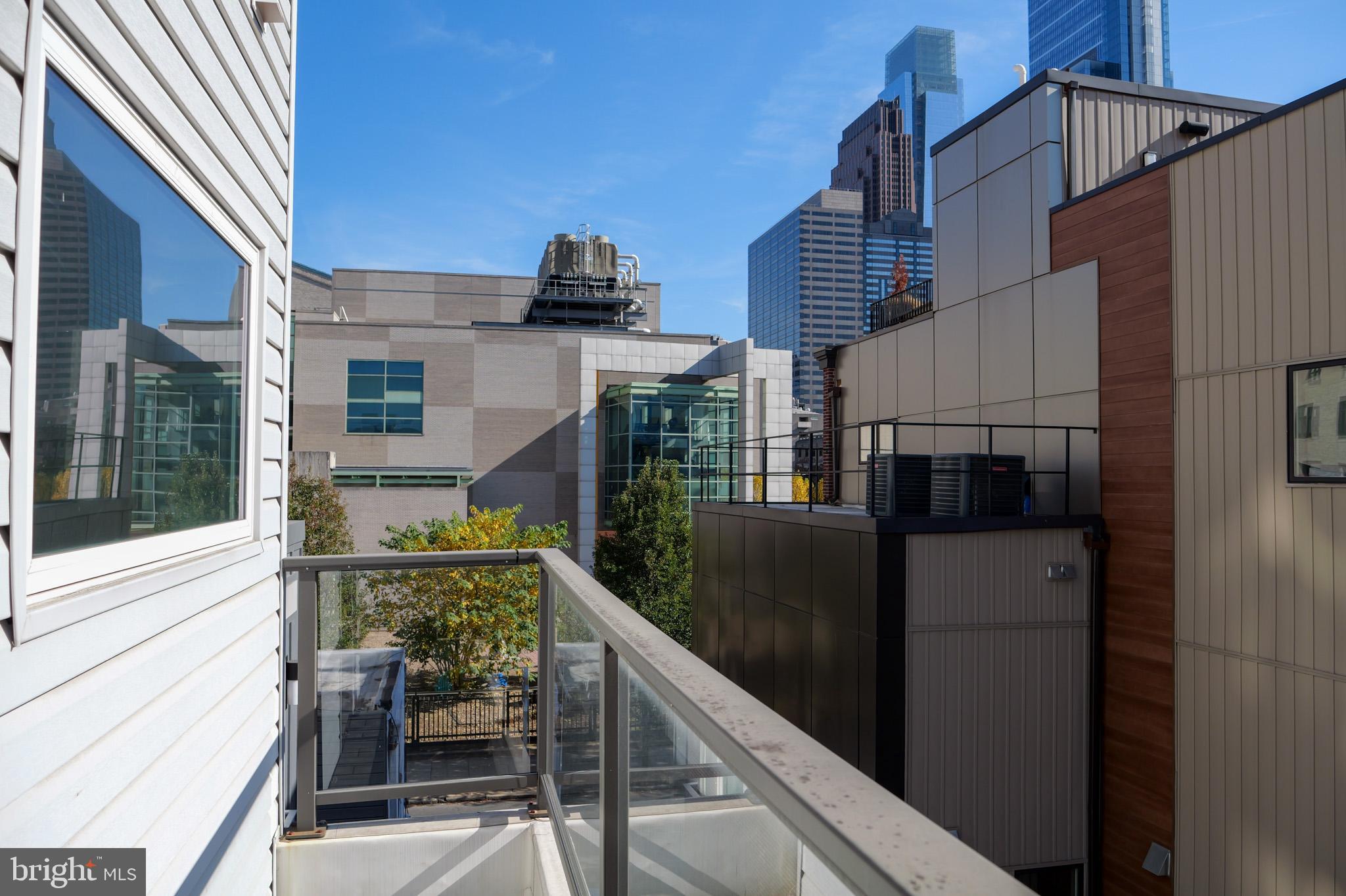 LOGAN SQUARE - Residential
