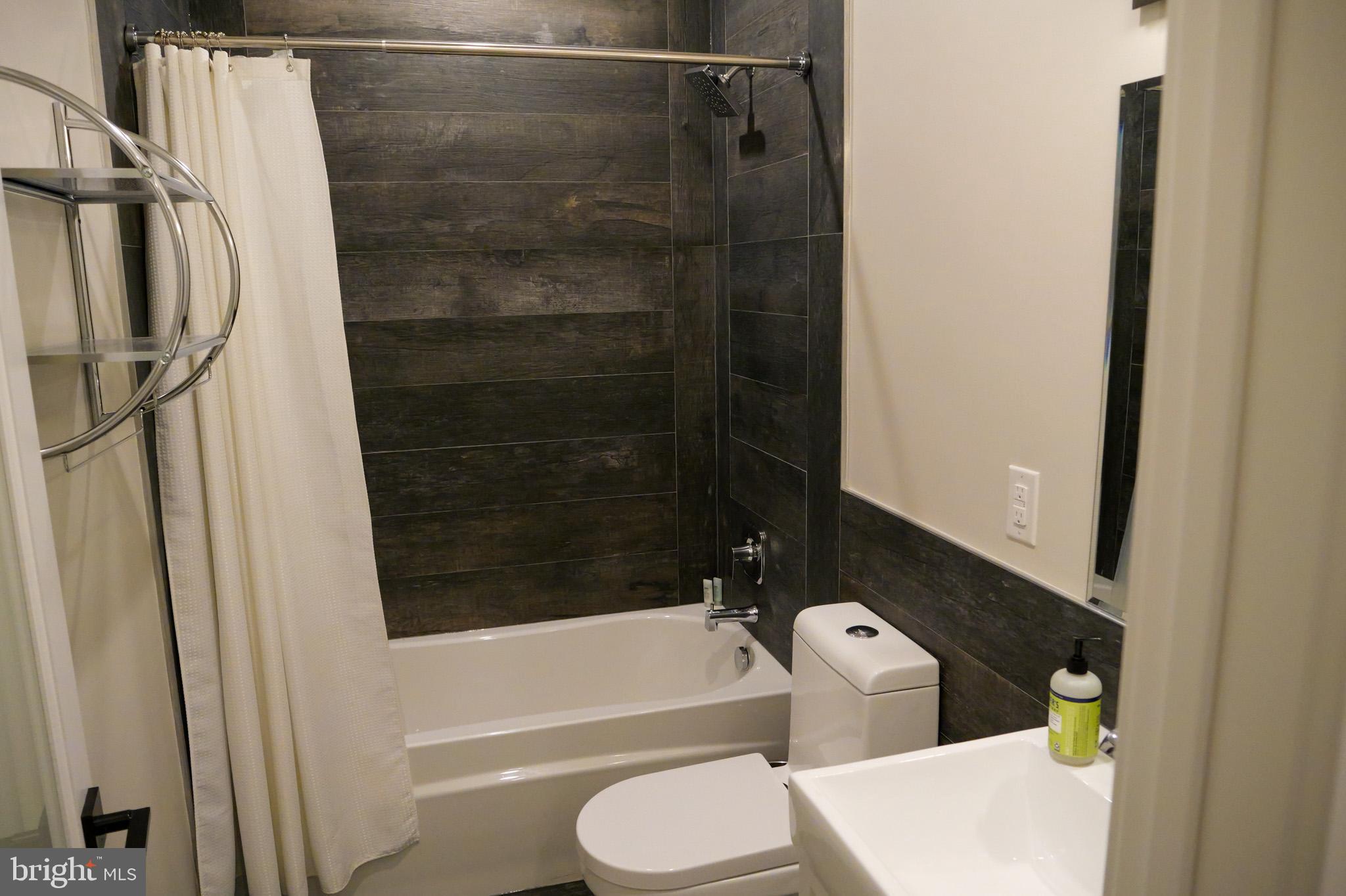 LOGAN SQUARE - Residential